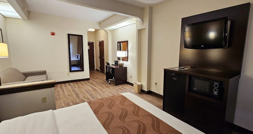 Suite, 1 King Bed, Non Smoking (Accessible Tub)