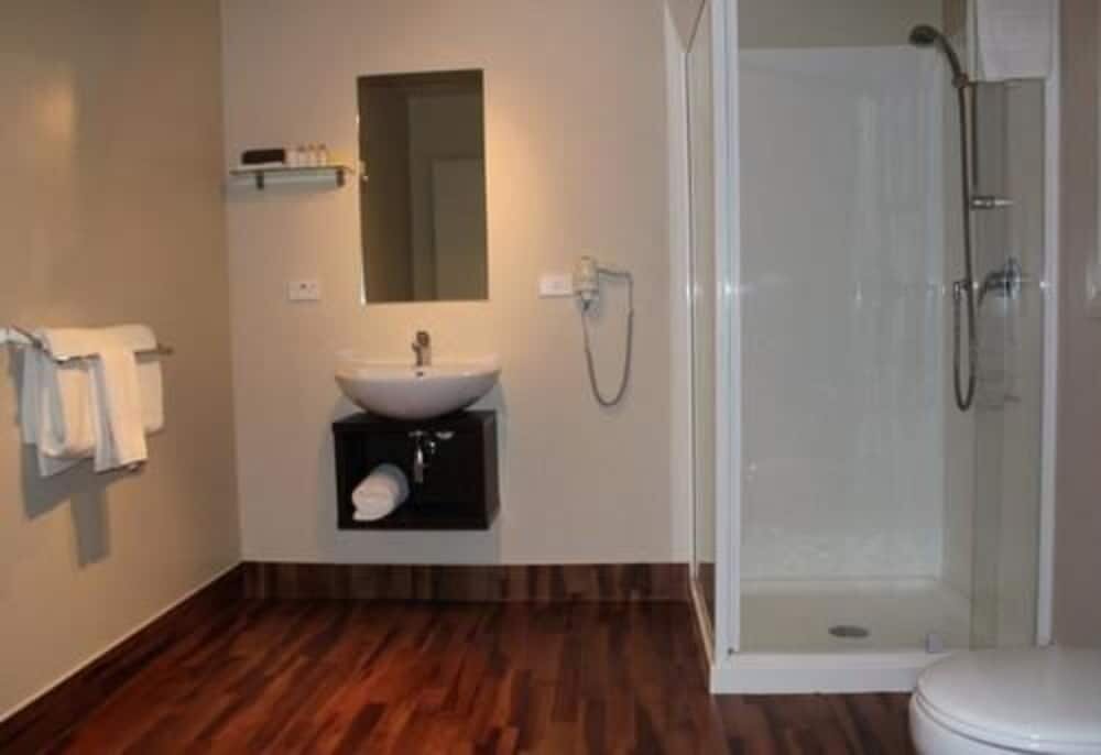 Basic Suite, Bathtub