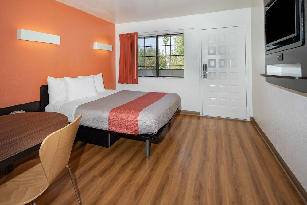 Premium Room, 1 Queen Bed, Non Smoking, Refrigerator