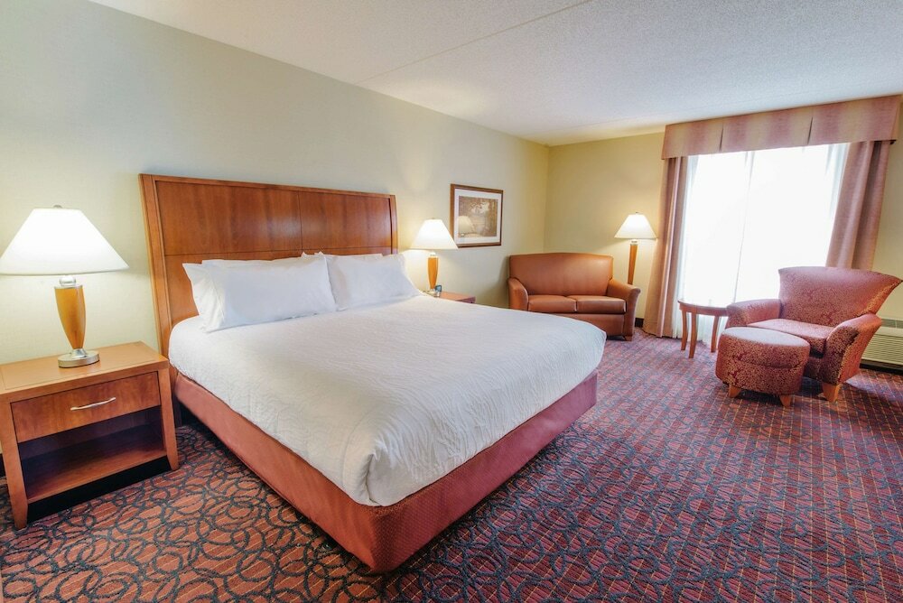 1 King Accessible with Roll in Shower