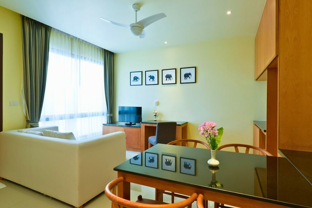 Junior Room, 1 King Bed, Garden View