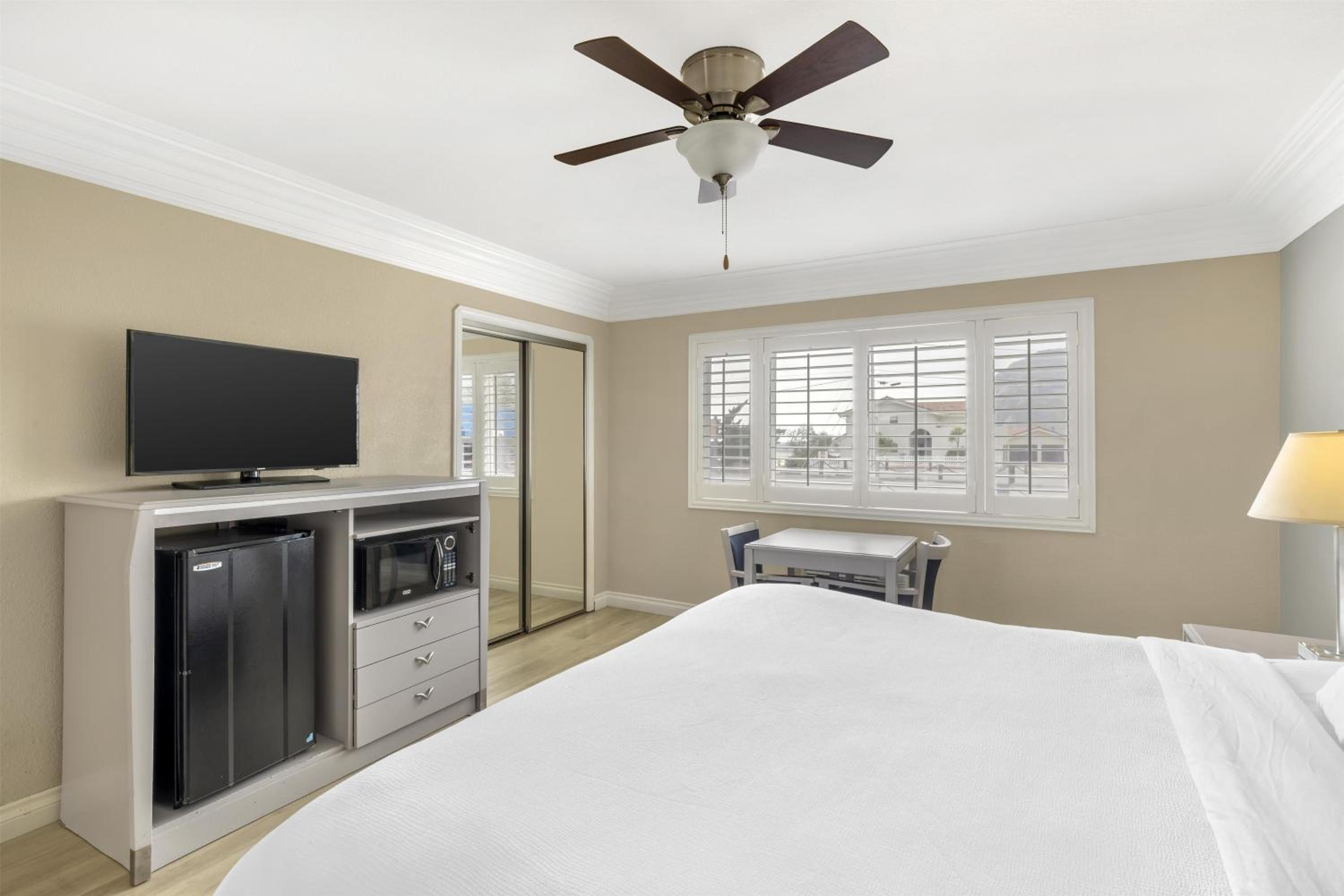 King Room with Ocean View - Non-Smoking