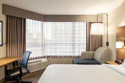 Standard Room, 1 King Bed, City View (Top Floor) в Holiday Inn Express Vancouver-Metrotown