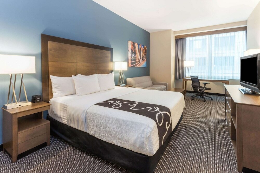 Deluxe Room, 1 King Bed, Non Smoking, City View