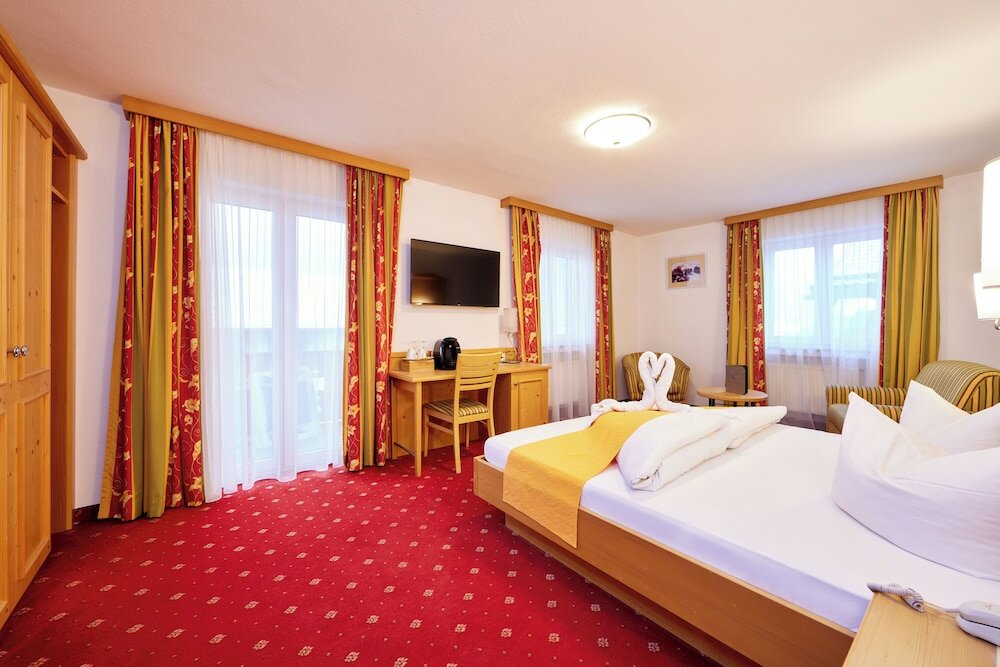 Deluxe Double Room, 1 Queen Bed, Balcony, Mountain View