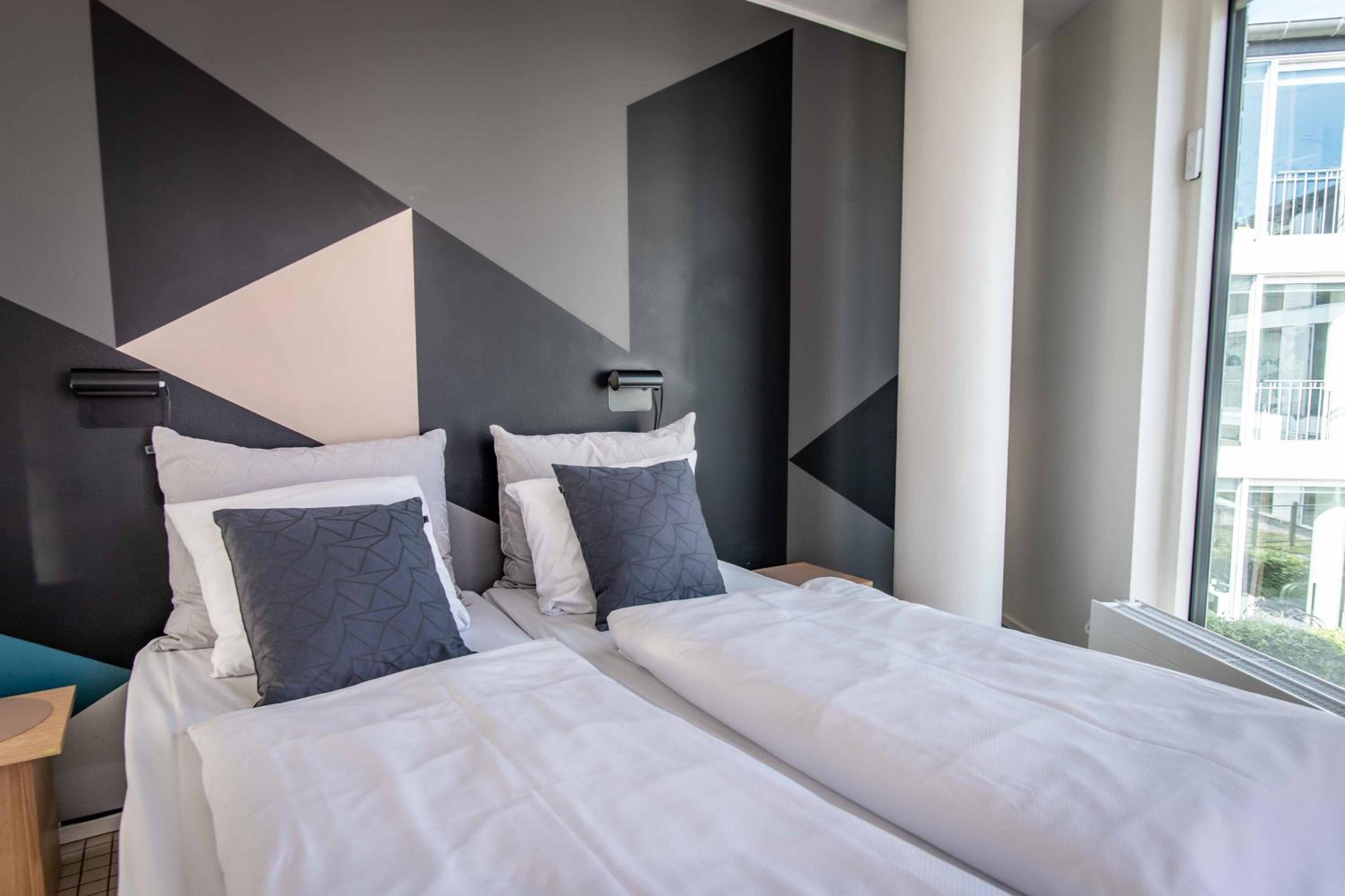 One-Bedroom Apartment with Courtyard View 