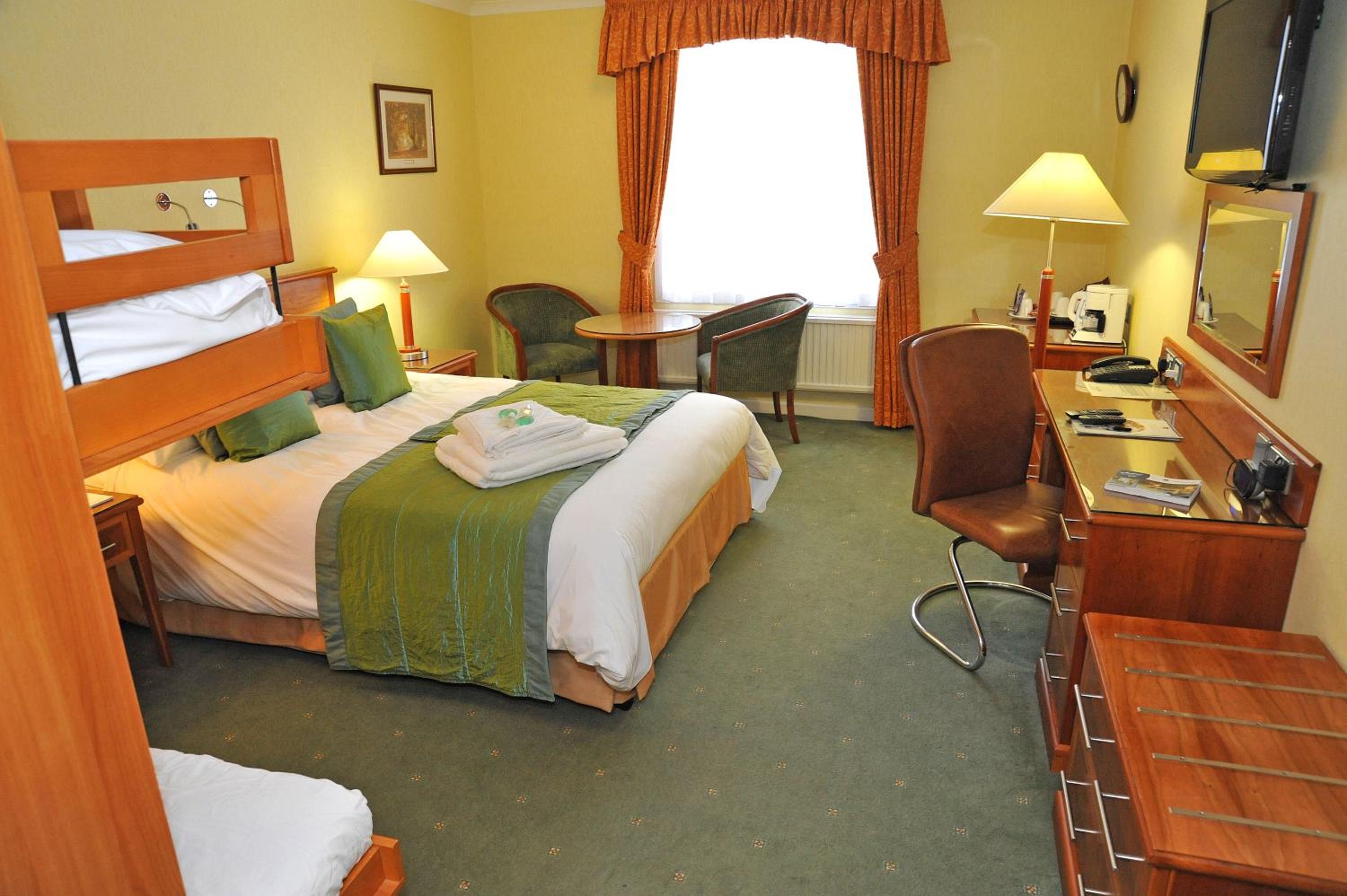 Family Room (2 adults + 2 children under 12yrs)