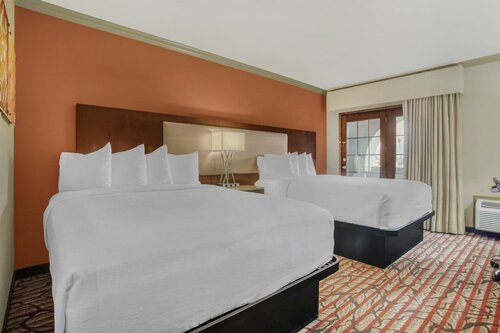 Queen Room with Two Queen Beds and Patio - Non-Smoking в Best Western Plus Brookside Inn