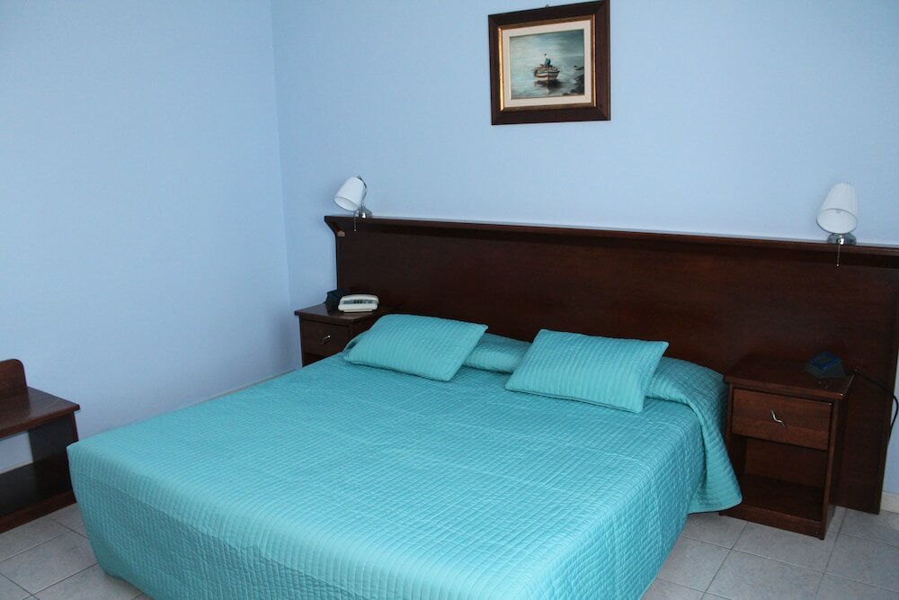 Family Room, Connecting Rooms