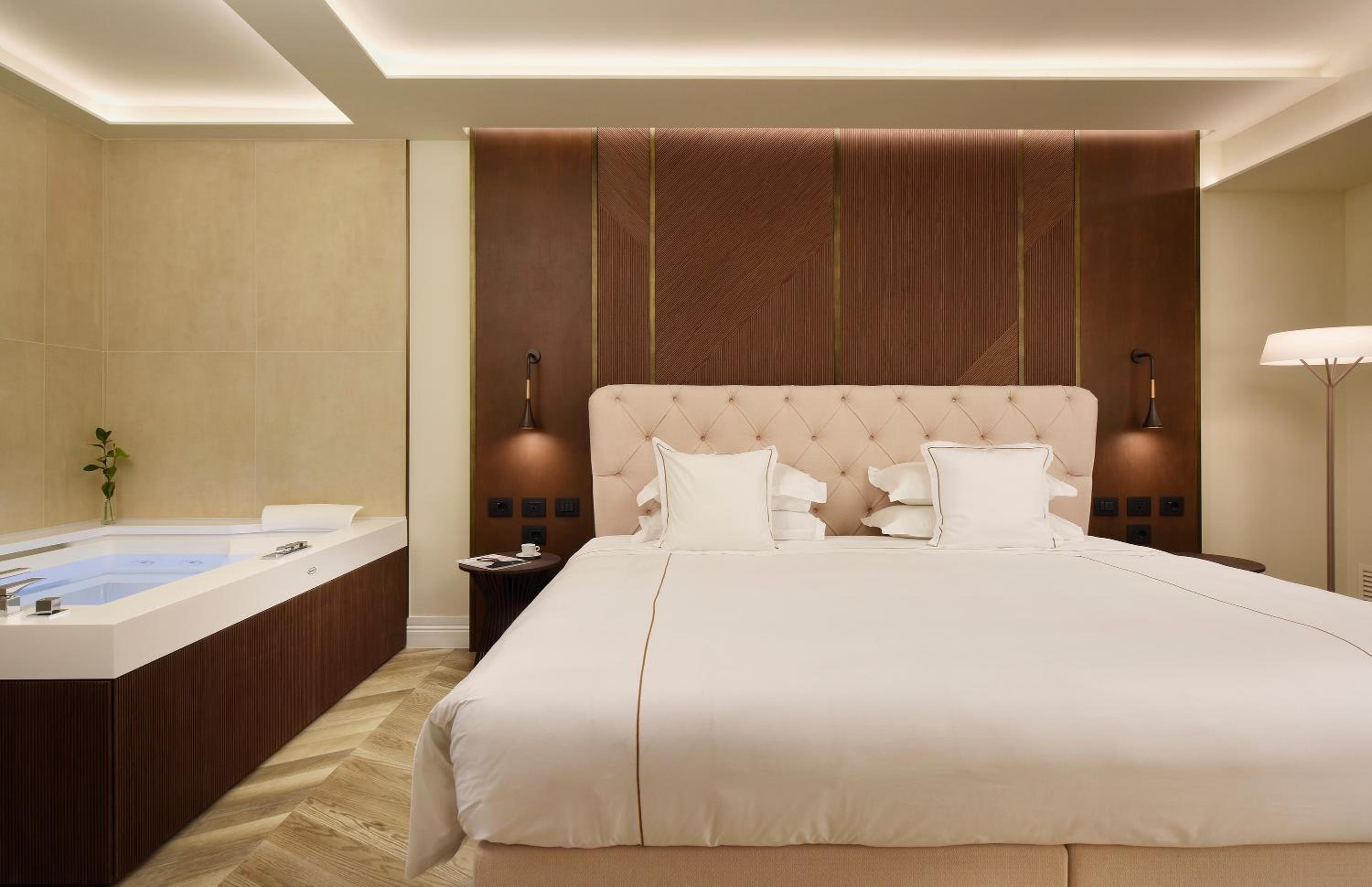 One Bedroom Suite with Jacuzzi, Balcony & Iconic Panoramic view