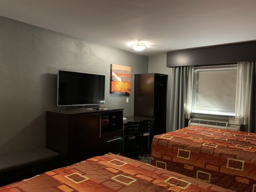 Deluxe Room, 2 Queen Beds, Smoking в Red Carpet Inn Elmwood Park