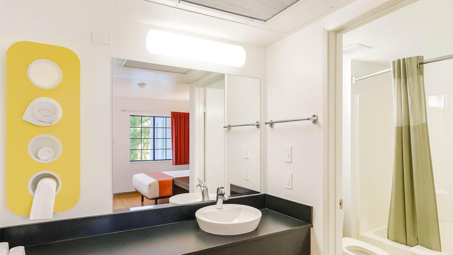 Deluxe Queen Room - Non-Smoking