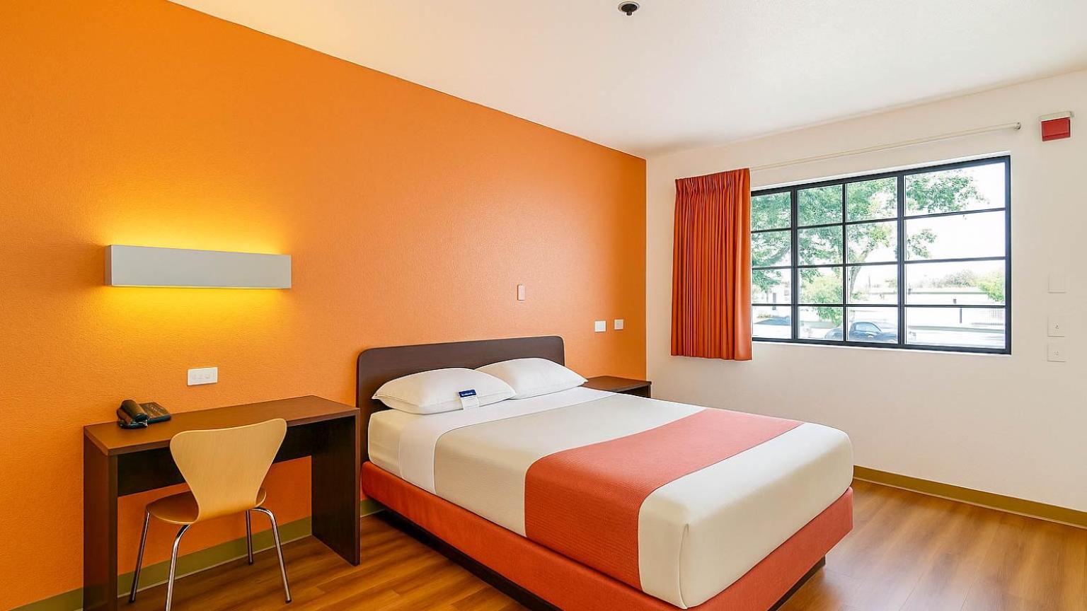 Deluxe Queen Room - Non-Smoking