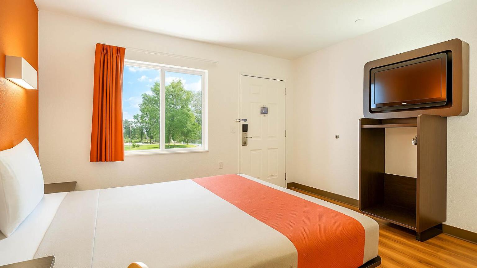 Deluxe Queen Room - Non-Smoking