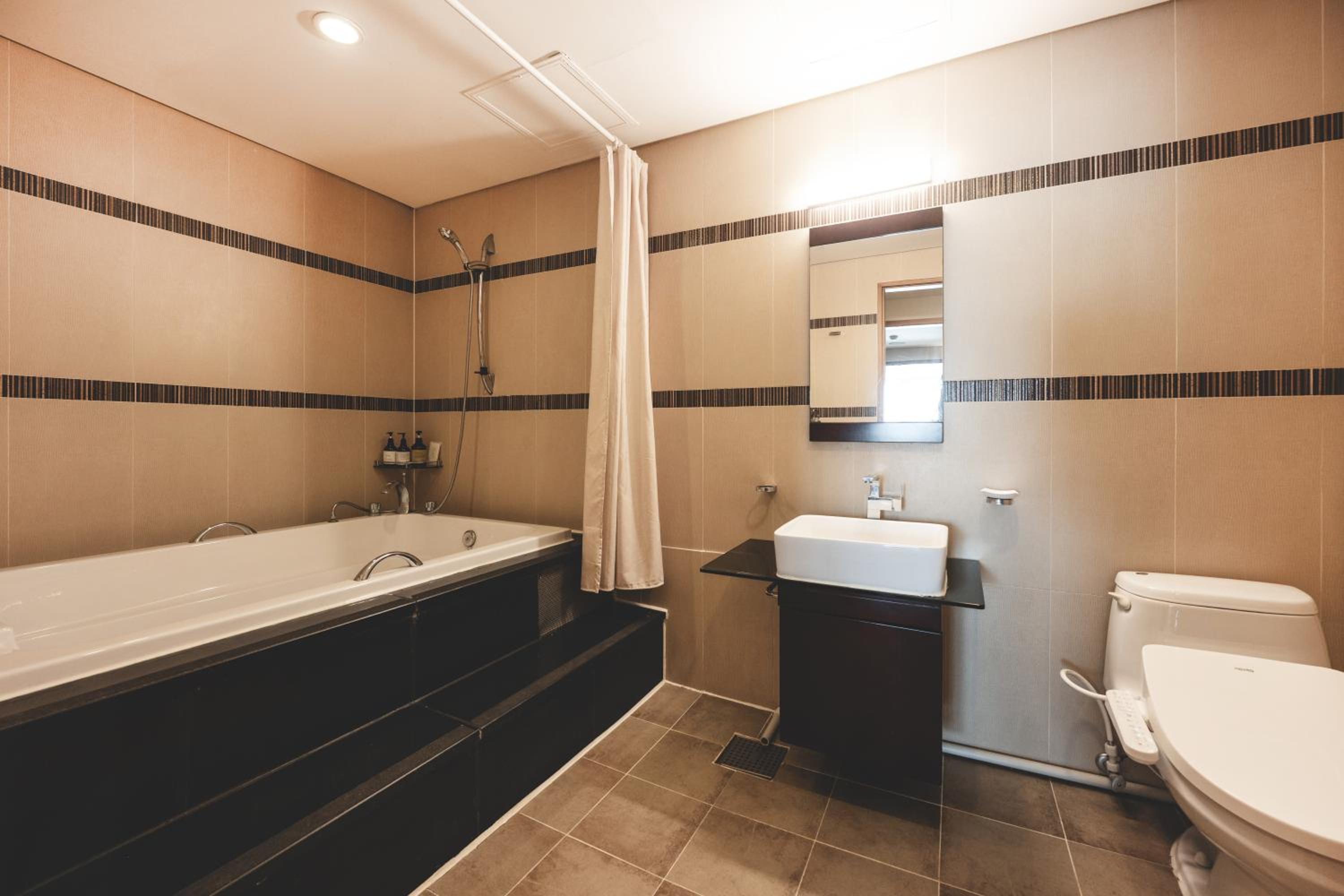 Family Queen Twin - Suite 