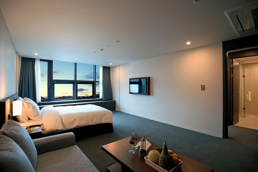 Family Suite, 2 Double Beds, Non Smoking, Hot Tub (Living Room)