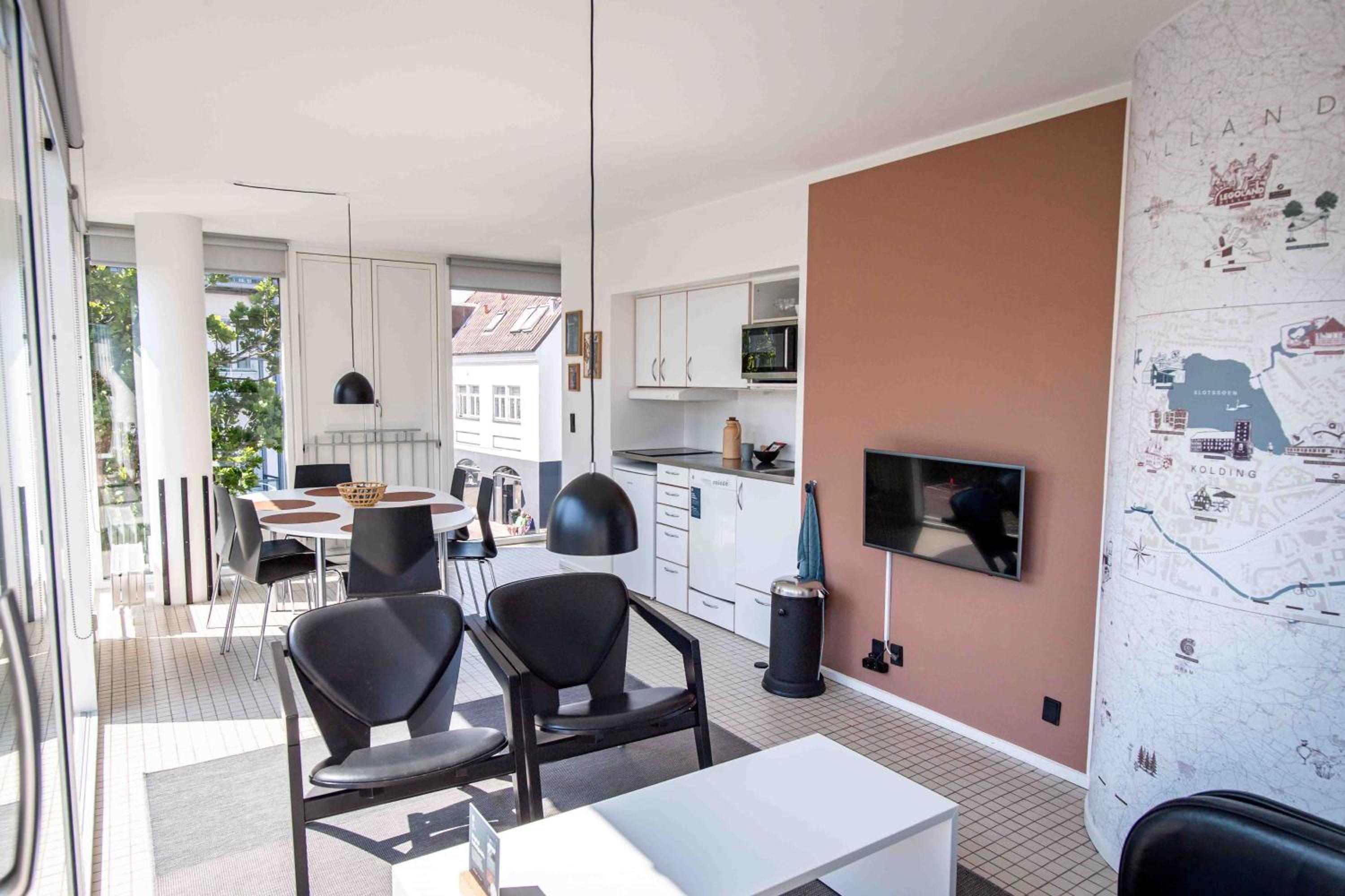 Three-Bedroom Apartment with Courtyard View