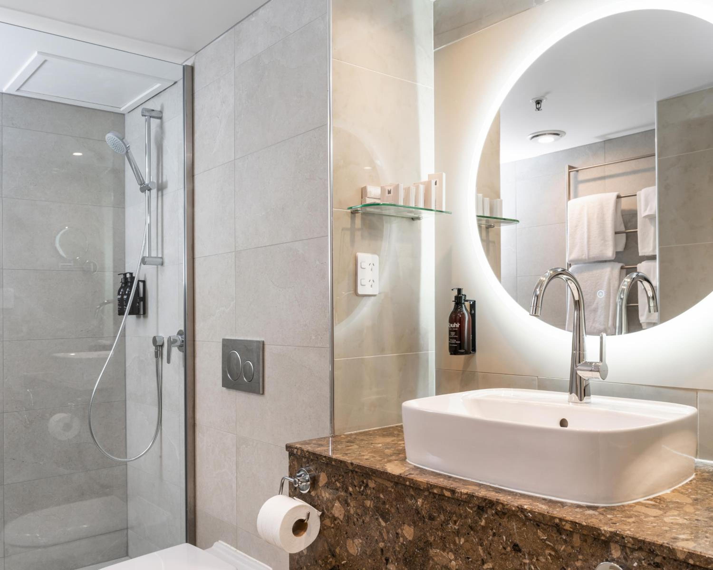 Club Lakeview 1 King – with Club Lounge Access