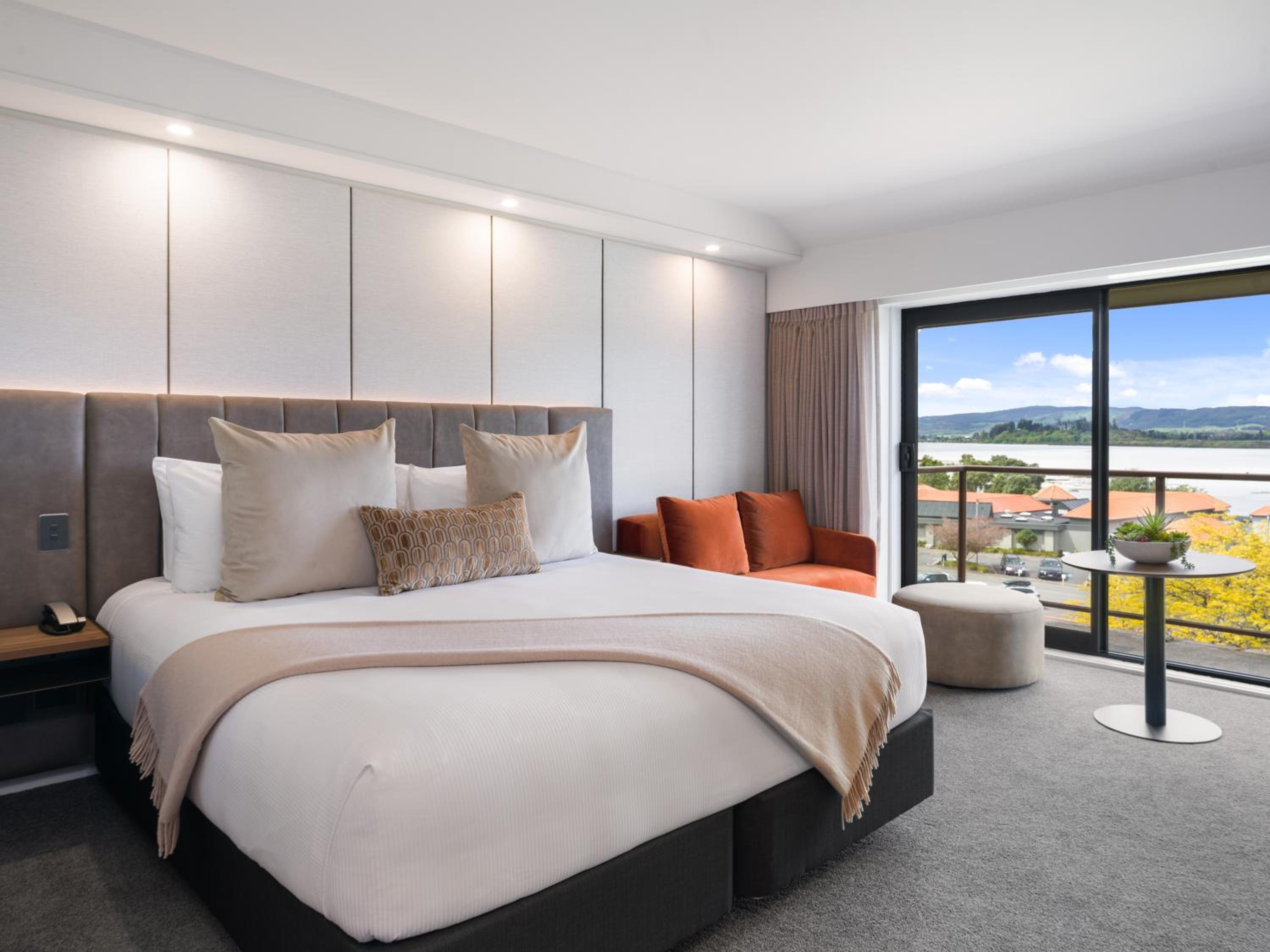 Club Lakeview 1 King – with Club Lounge Access