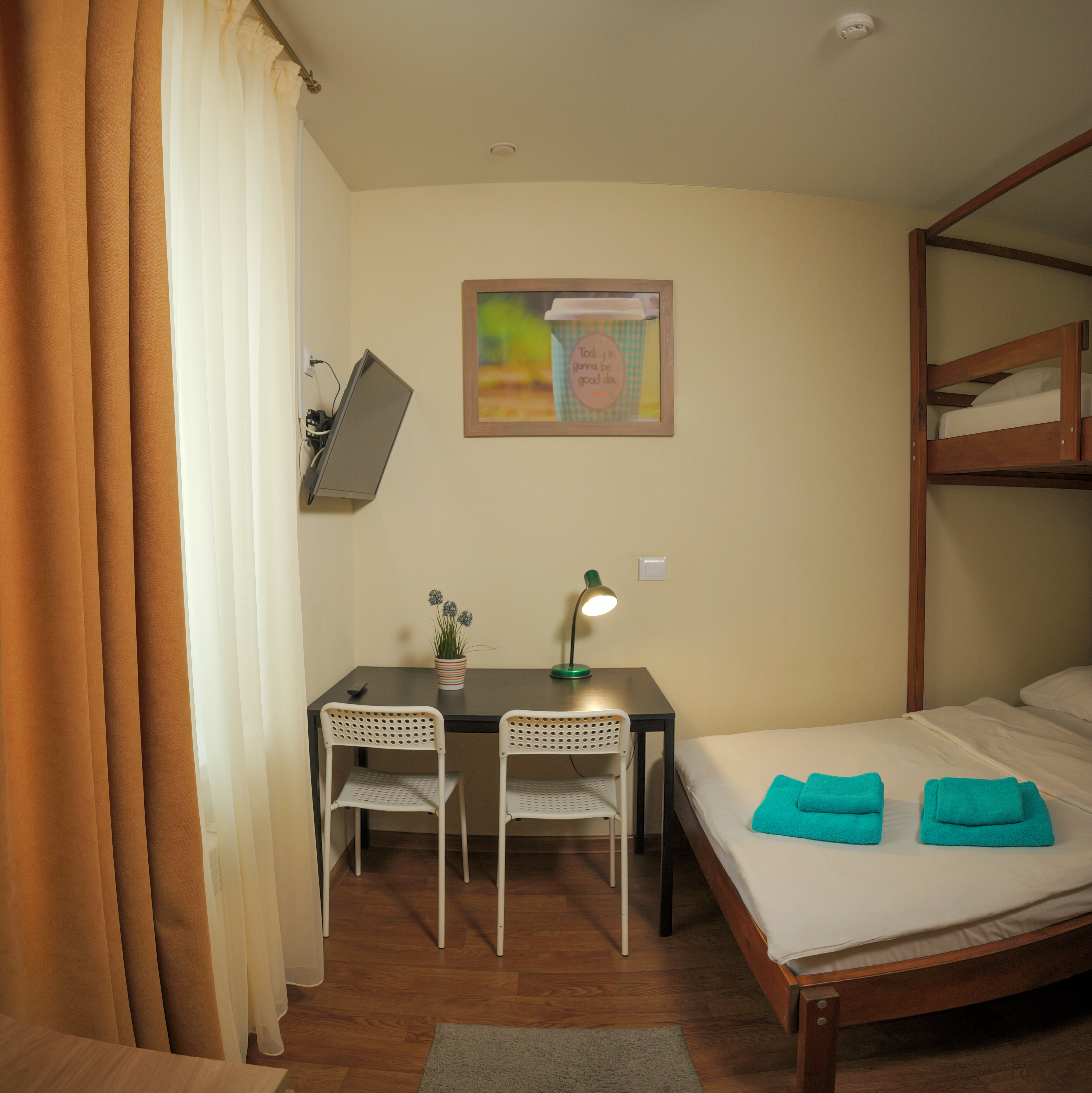 Трехместный номер эконом-класса с общей ванной комнатой