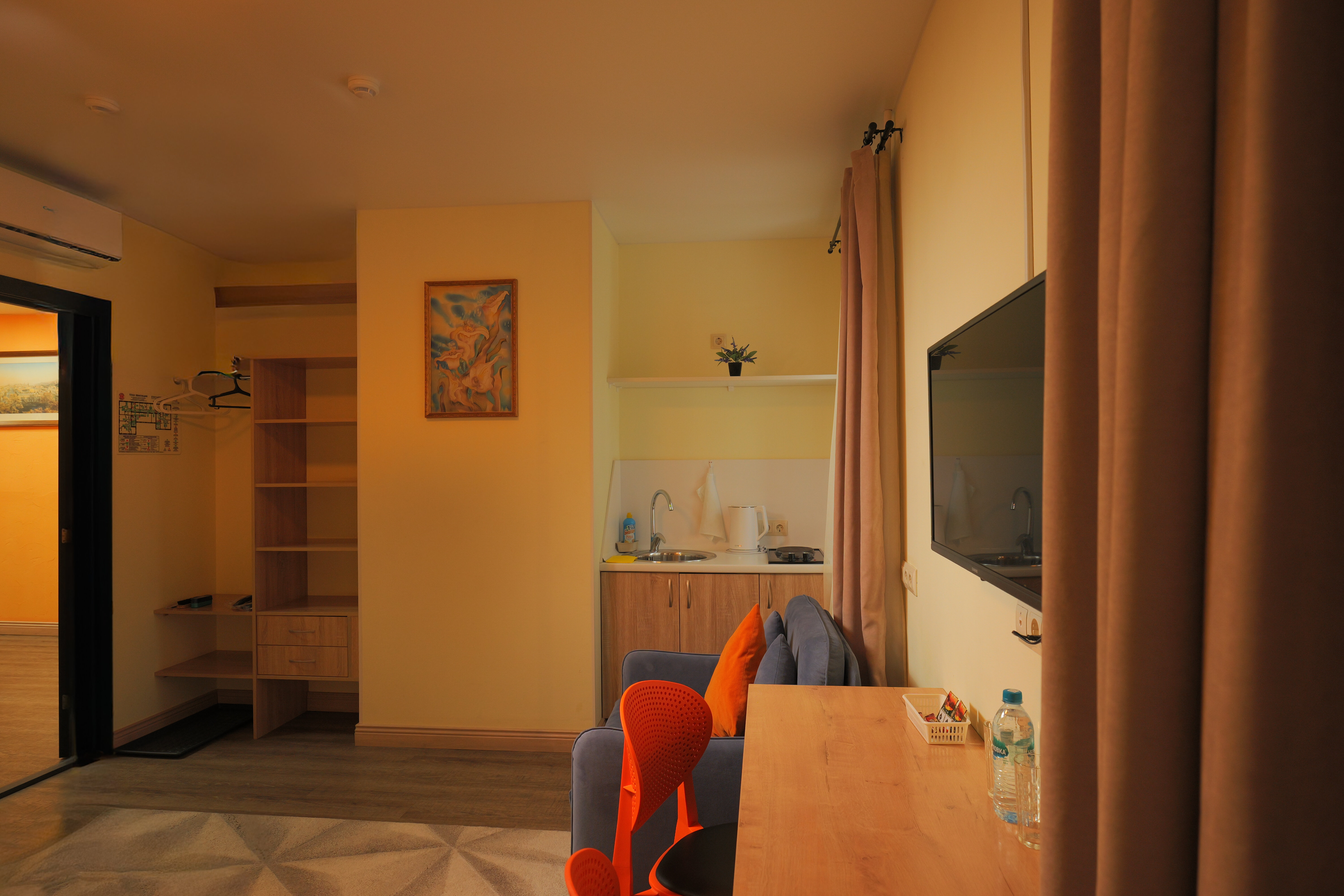 Трехместный номер «Комфорт» с душем