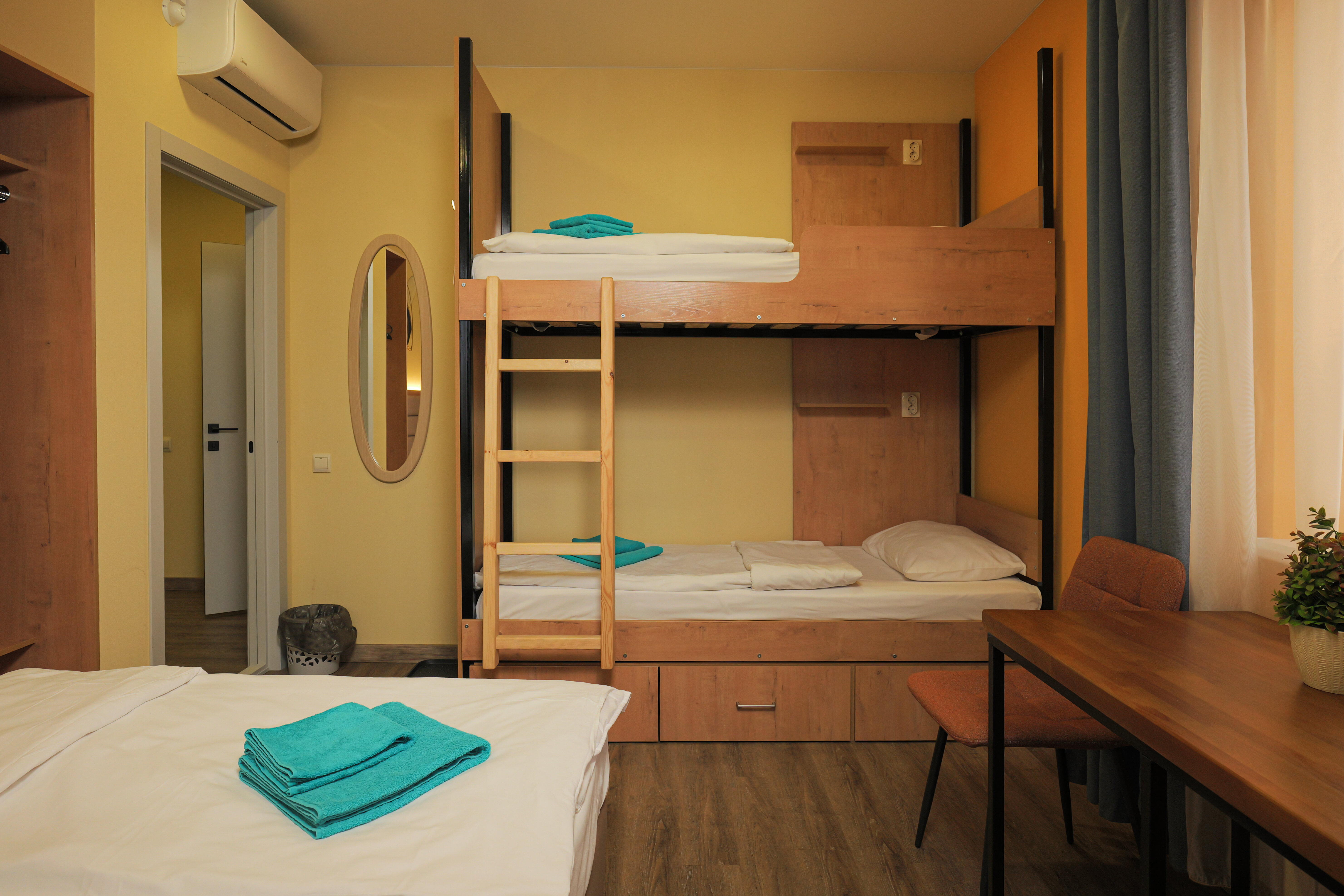 Четырехместный номер эконом-класса с общей ванной комнатой