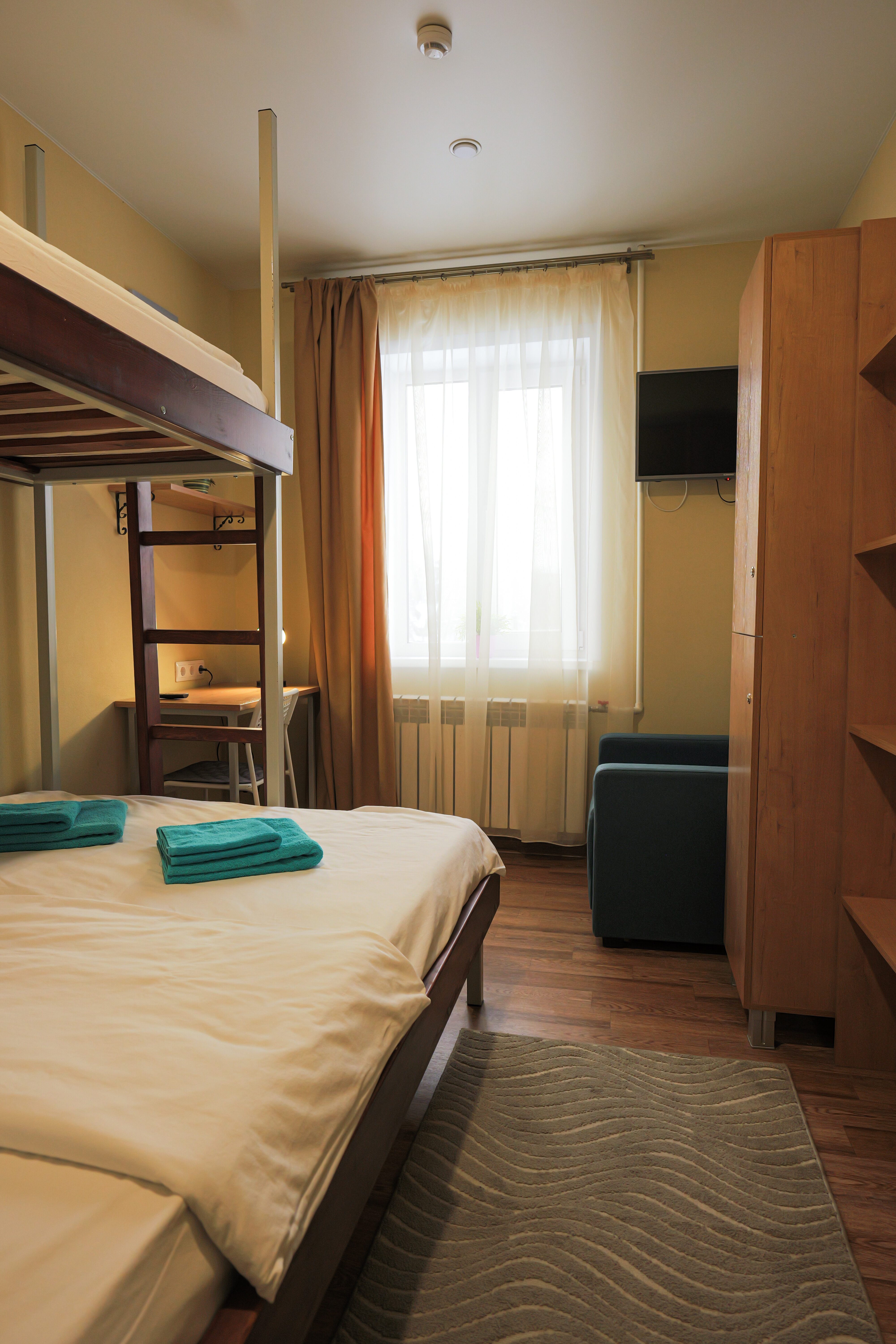 Трехместный номер эконом-класса с общей ванной комнатой