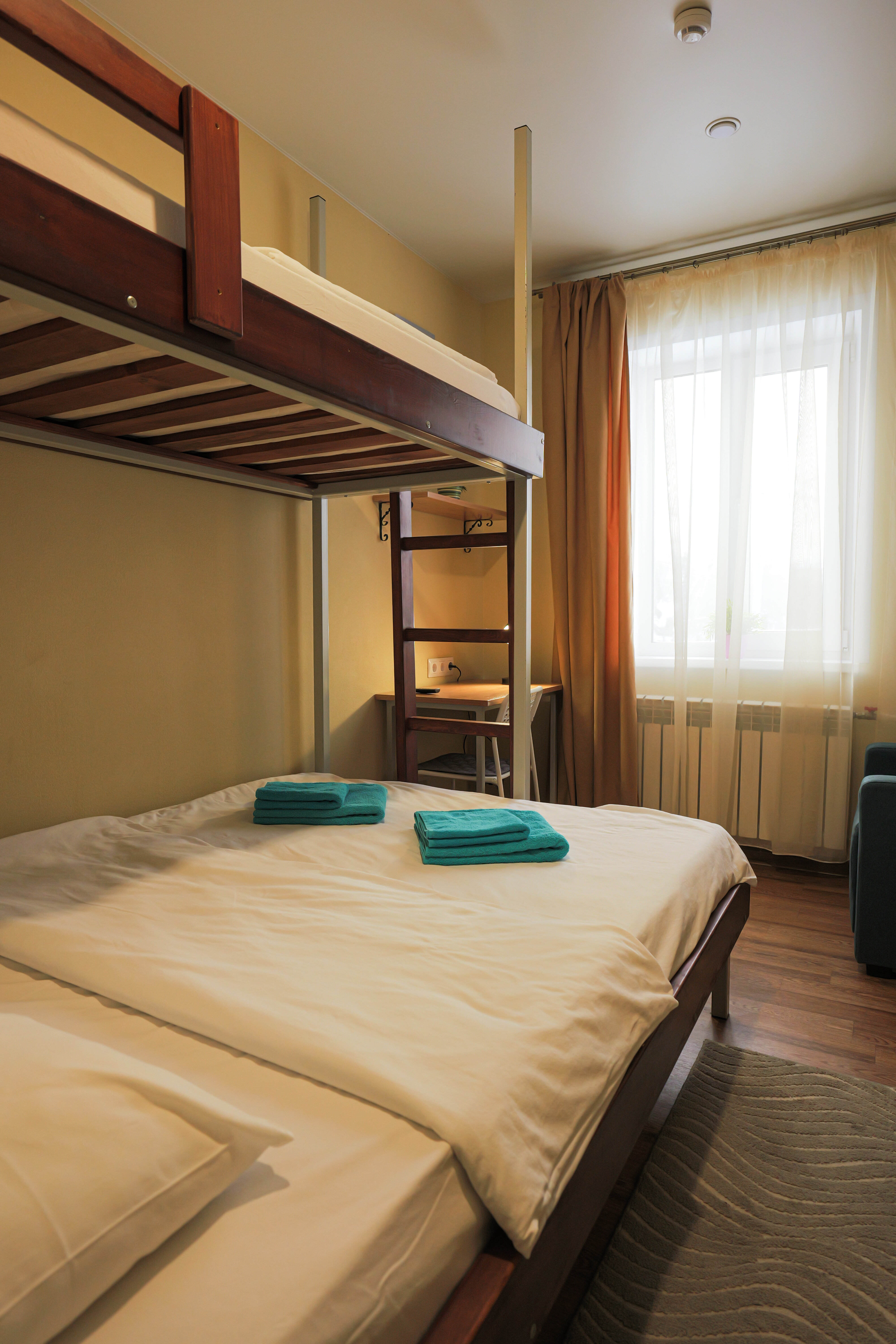 Трехместный номер эконом-класса с общей ванной комнатой