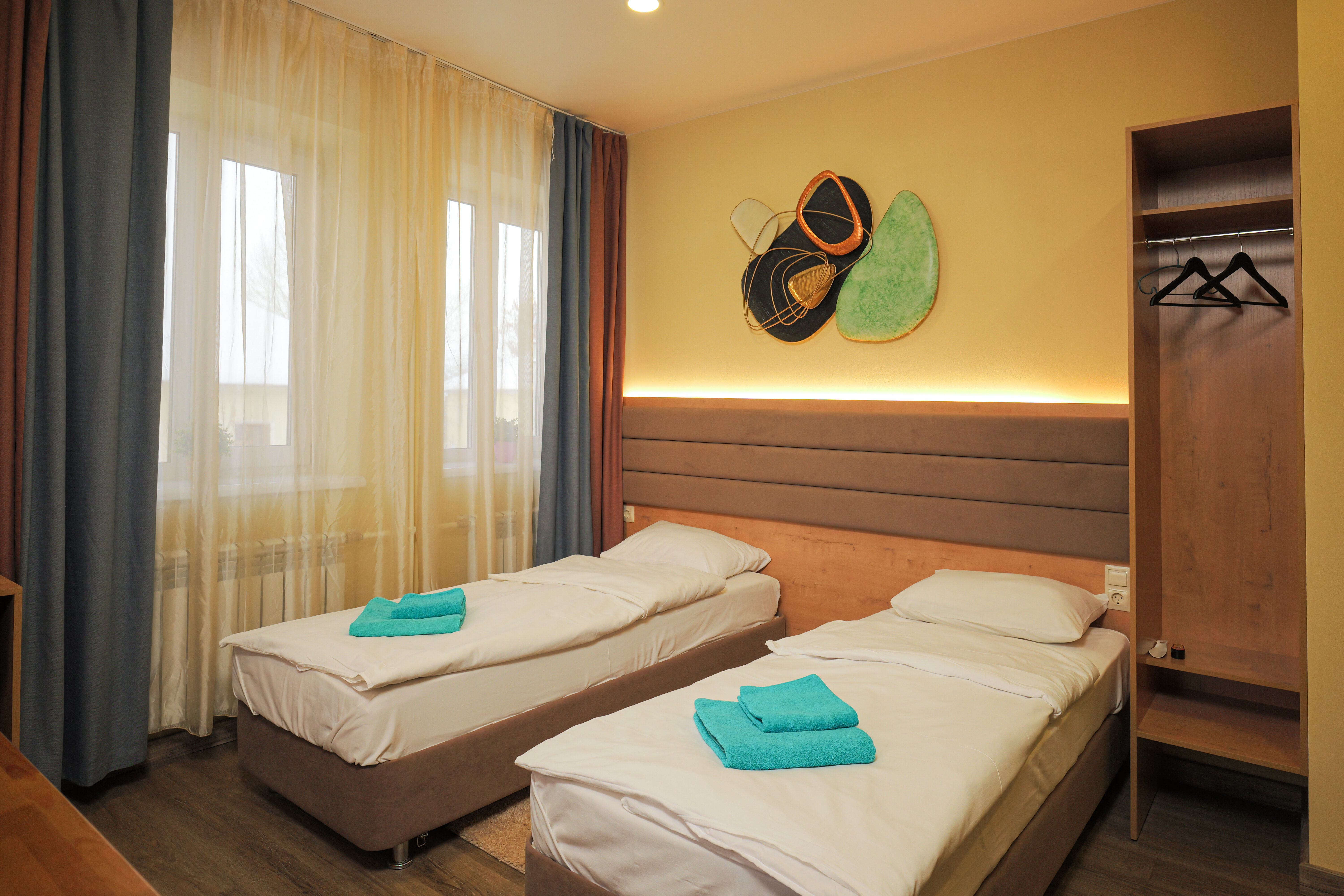 Четырехместный номер эконом-класса с общей ванной комнатой