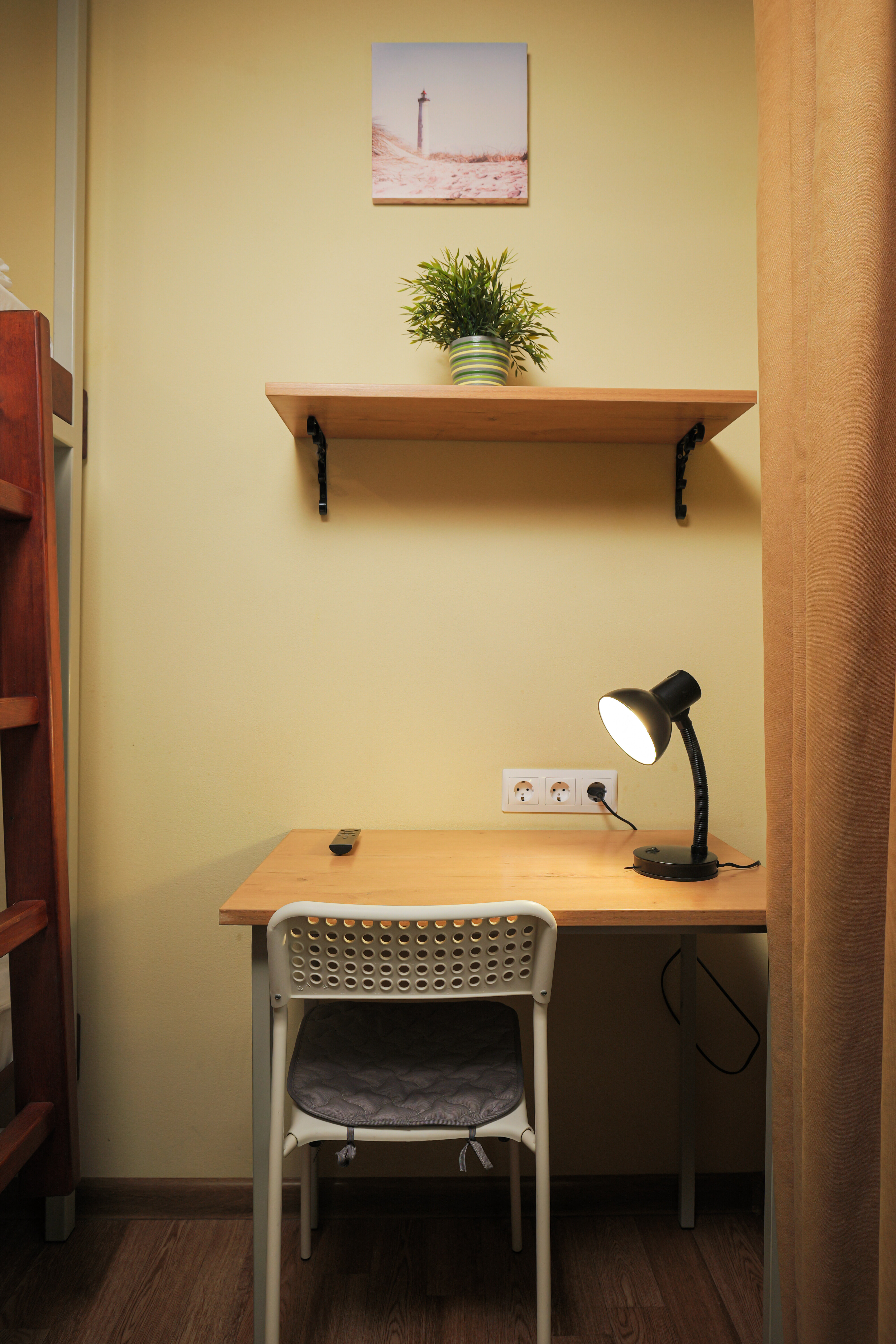 Трехместный номер эконом-класса с общей ванной комнатой