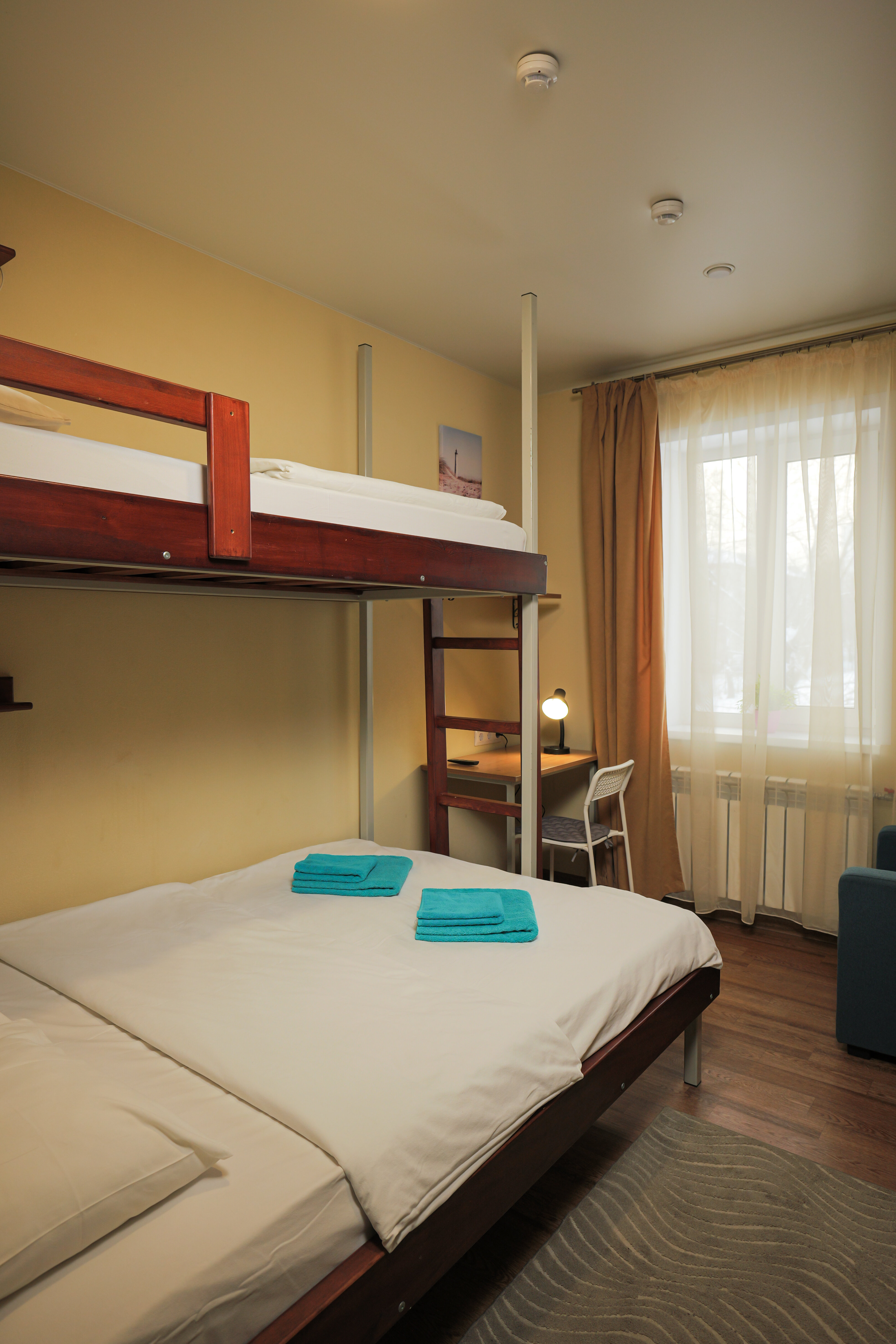 Трехместный номер эконом-класса с общей ванной комнатой