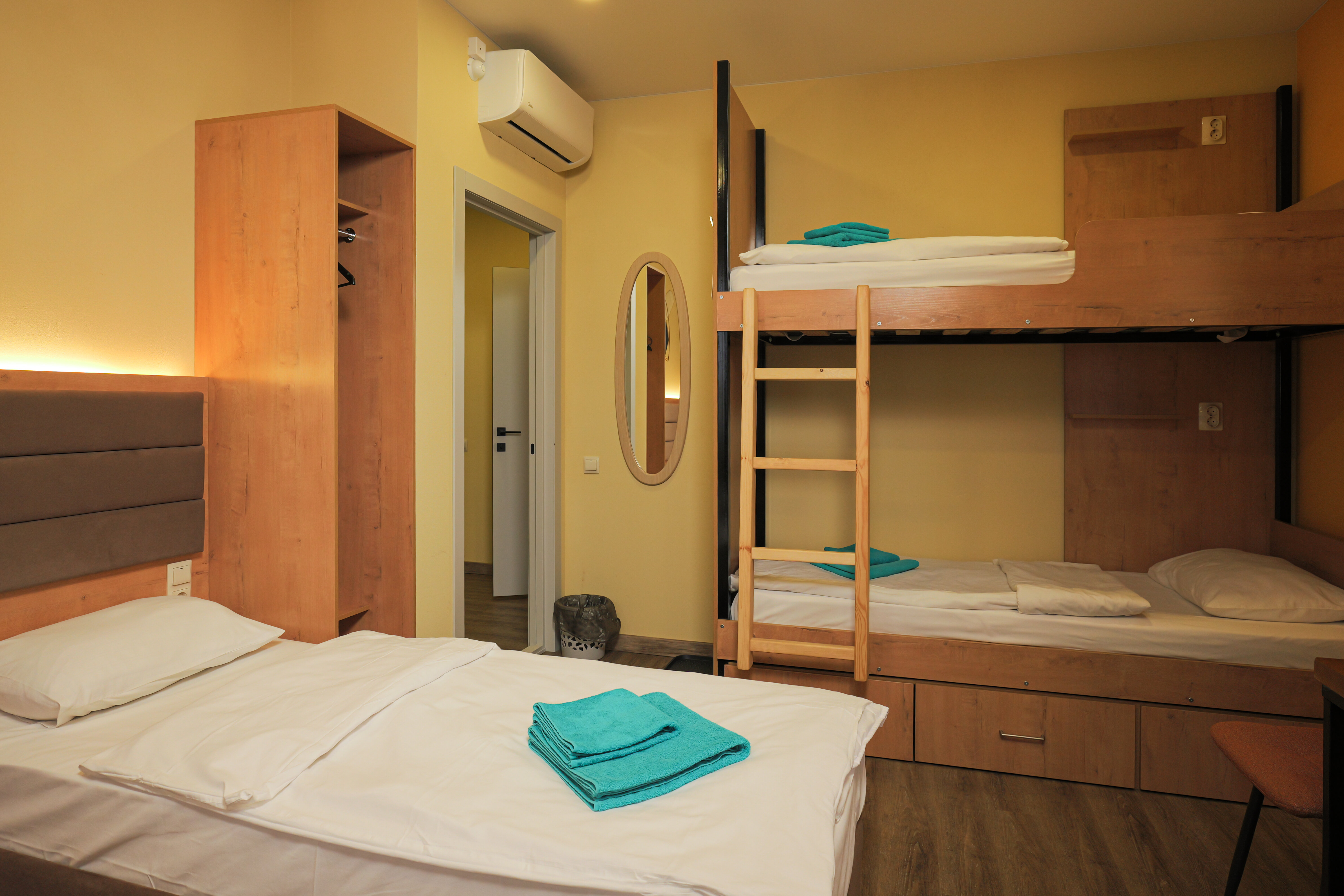 Четырехместный номер эконом-класса с общей ванной комнатой