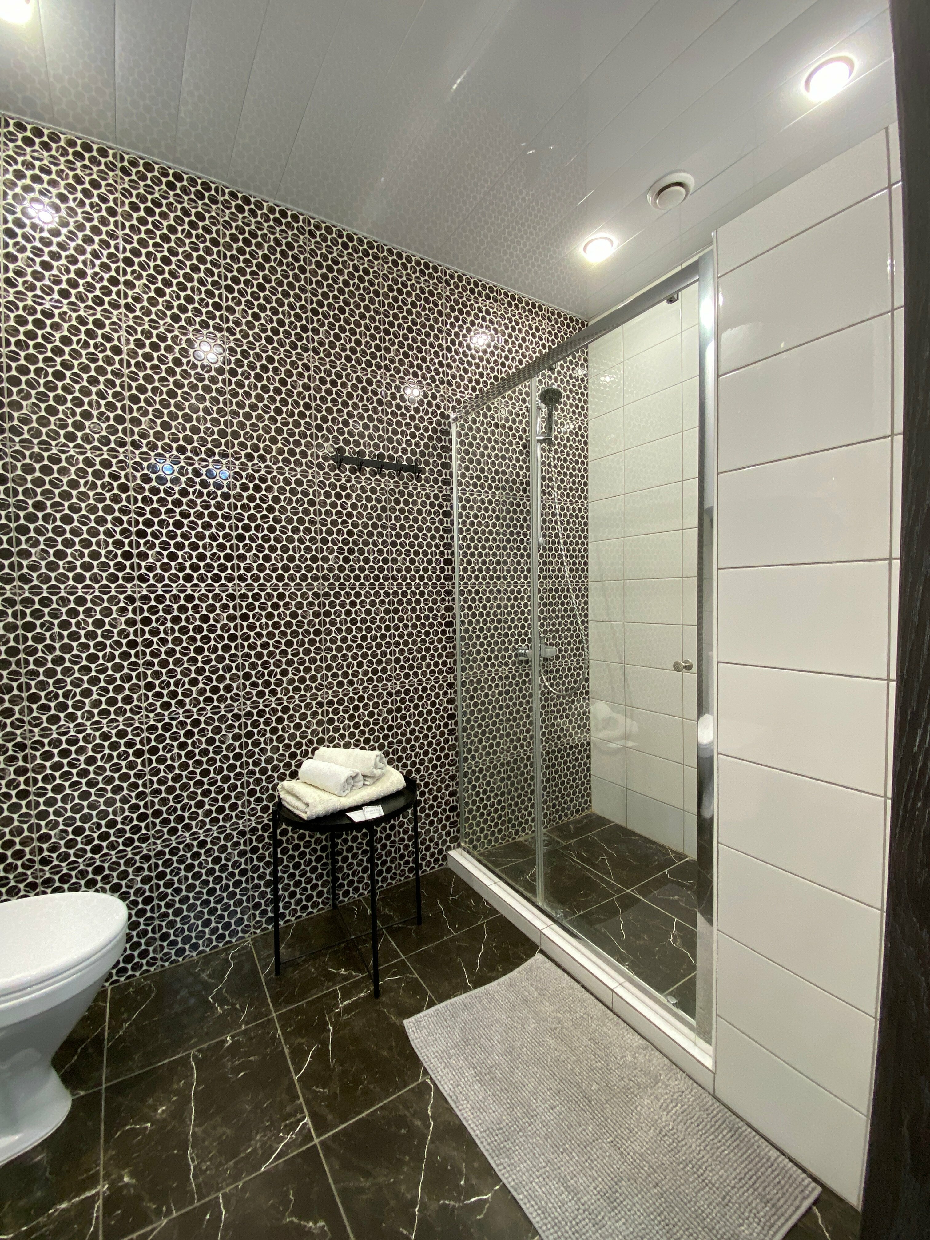 Двухместный номер с двуспальной кроватью и дополнительной кроватью