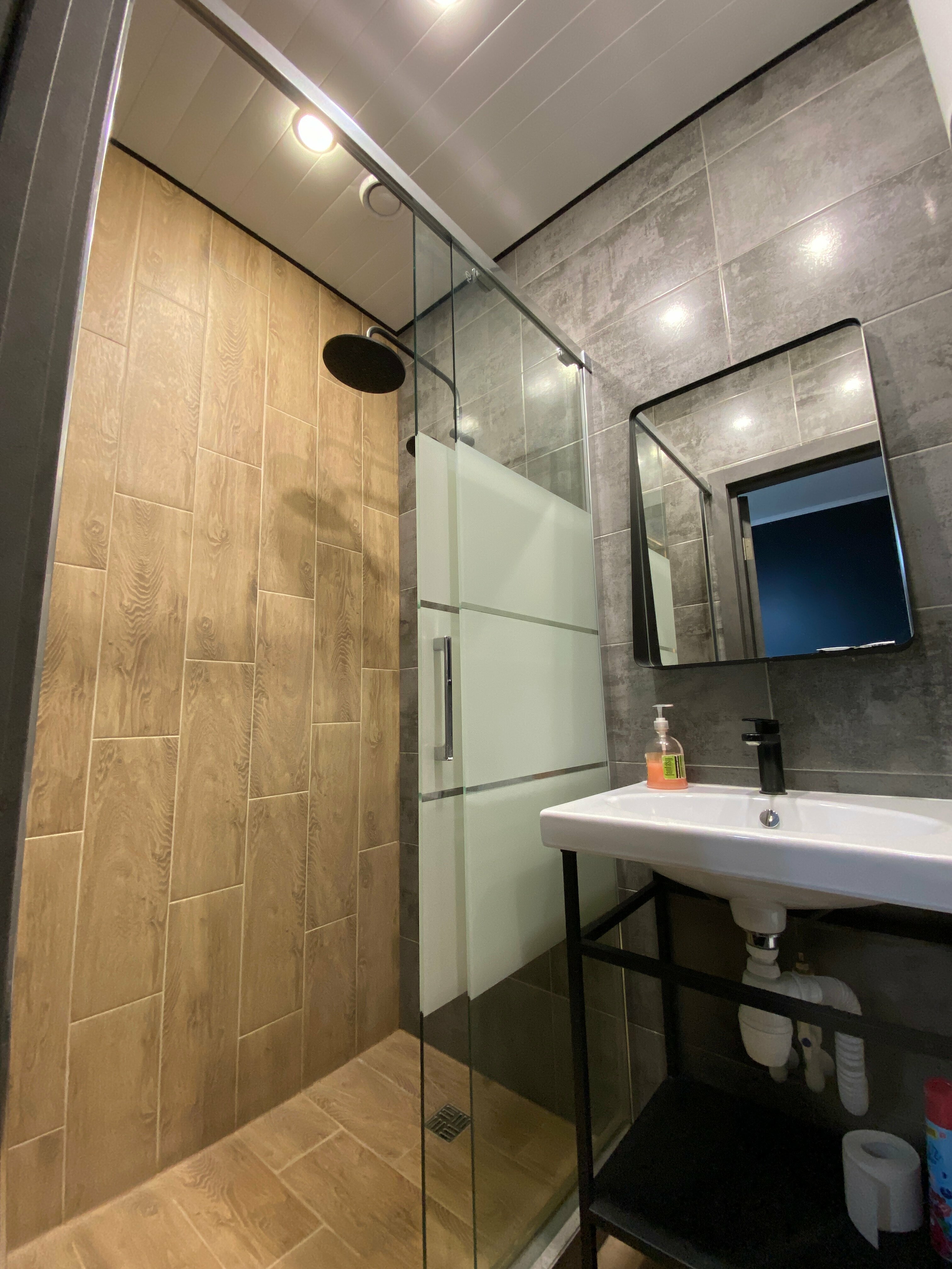 Cемейный номер с собственной ванной комнатой