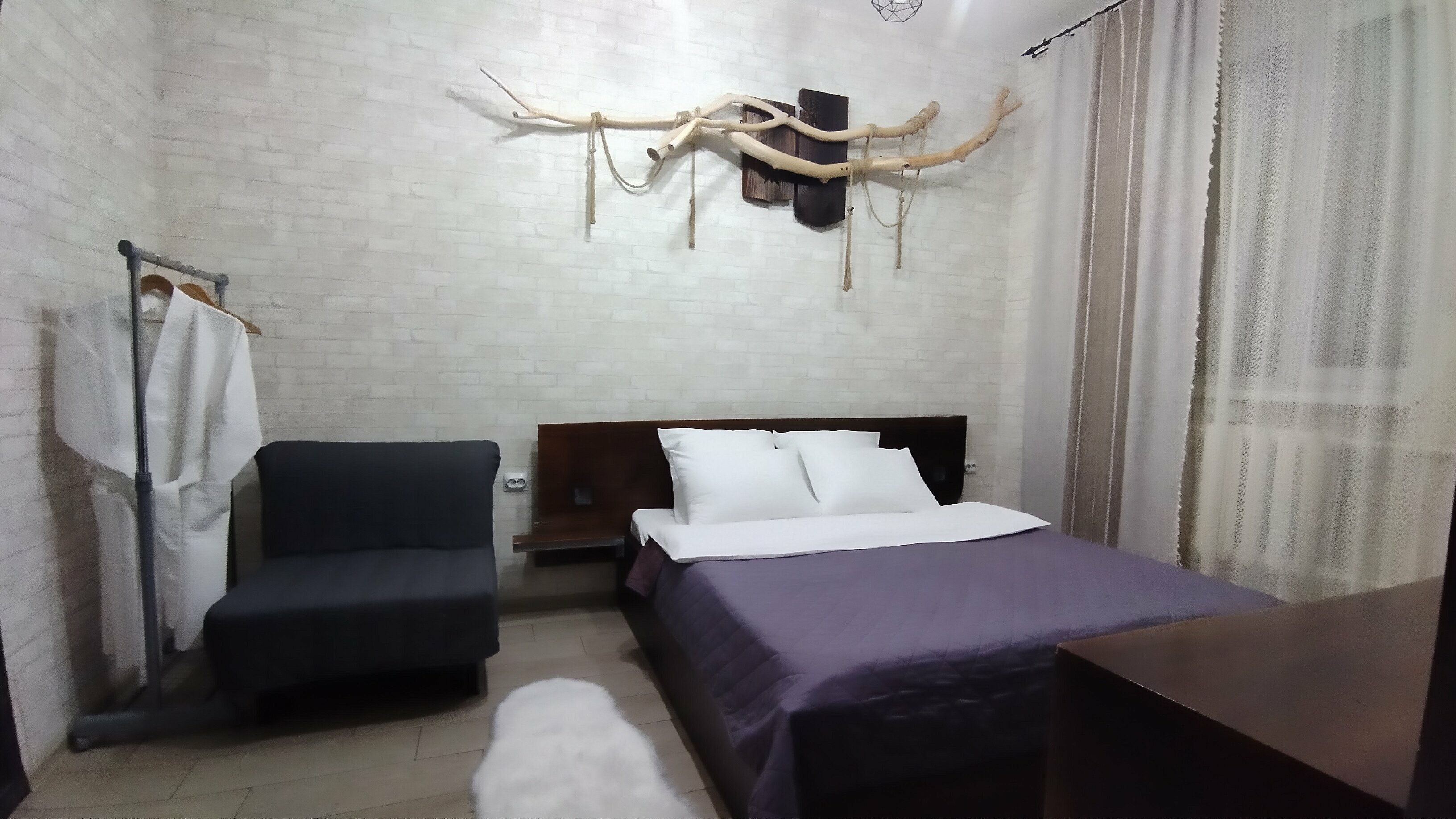 Двухместный номер с двуспальной кроватью и дополнительной кроватью