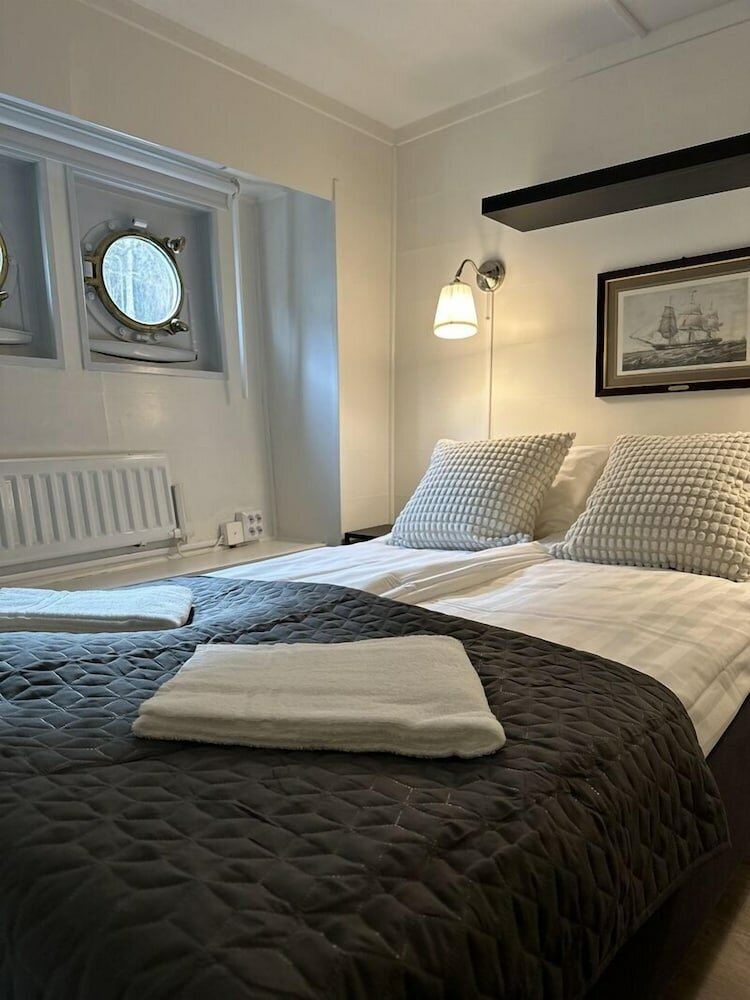 Twin bedroom with shared bathroom