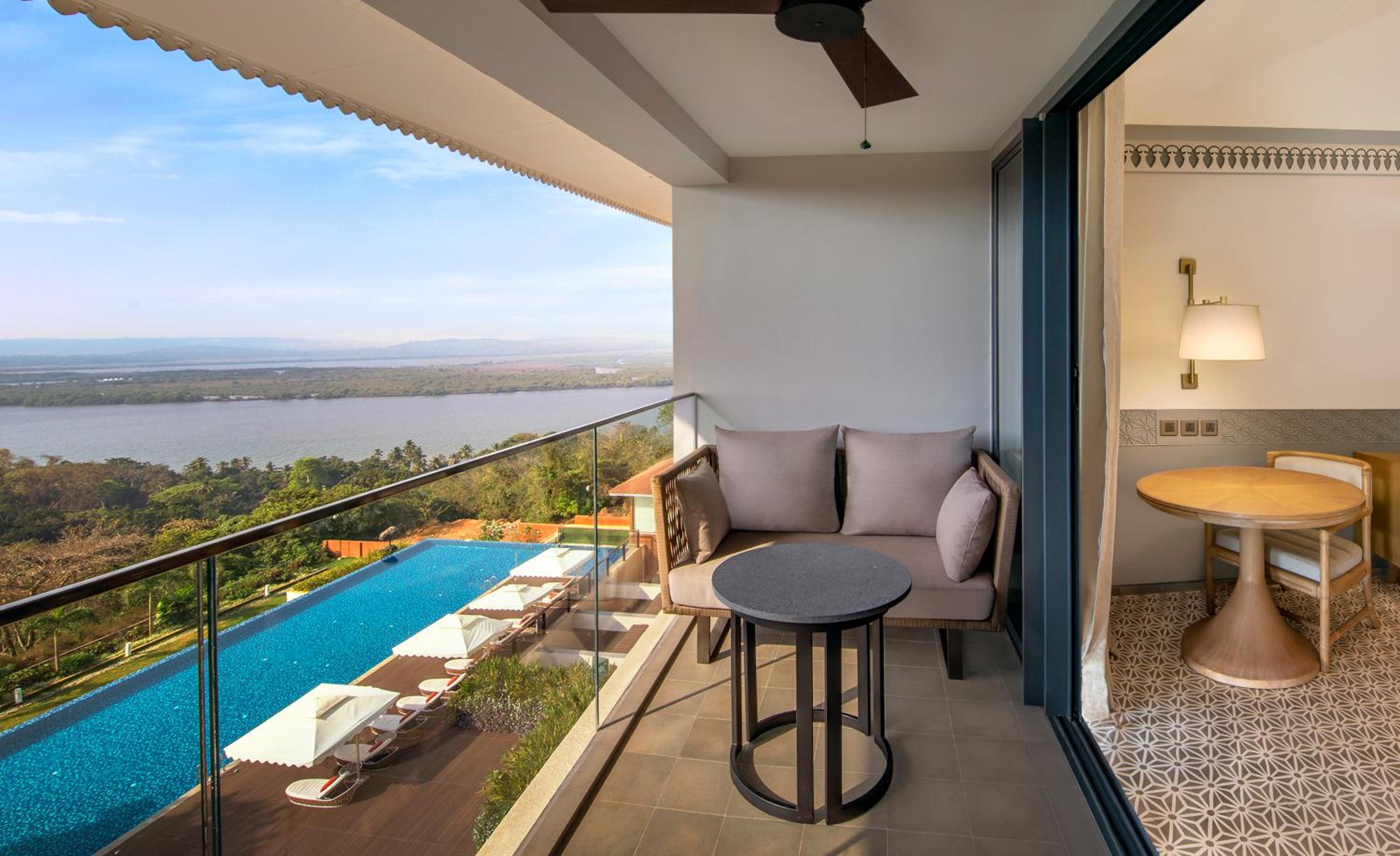 Deluxe King room with River View and Balcony