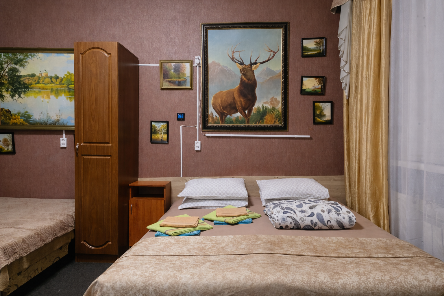 Часть жилого дома с отдельным входом, тремя комфортабельными номерами с душем и туалетом в каждом, гостиной, кухней и гаражом на 4 автомобиля. (без "вечеринок"!)