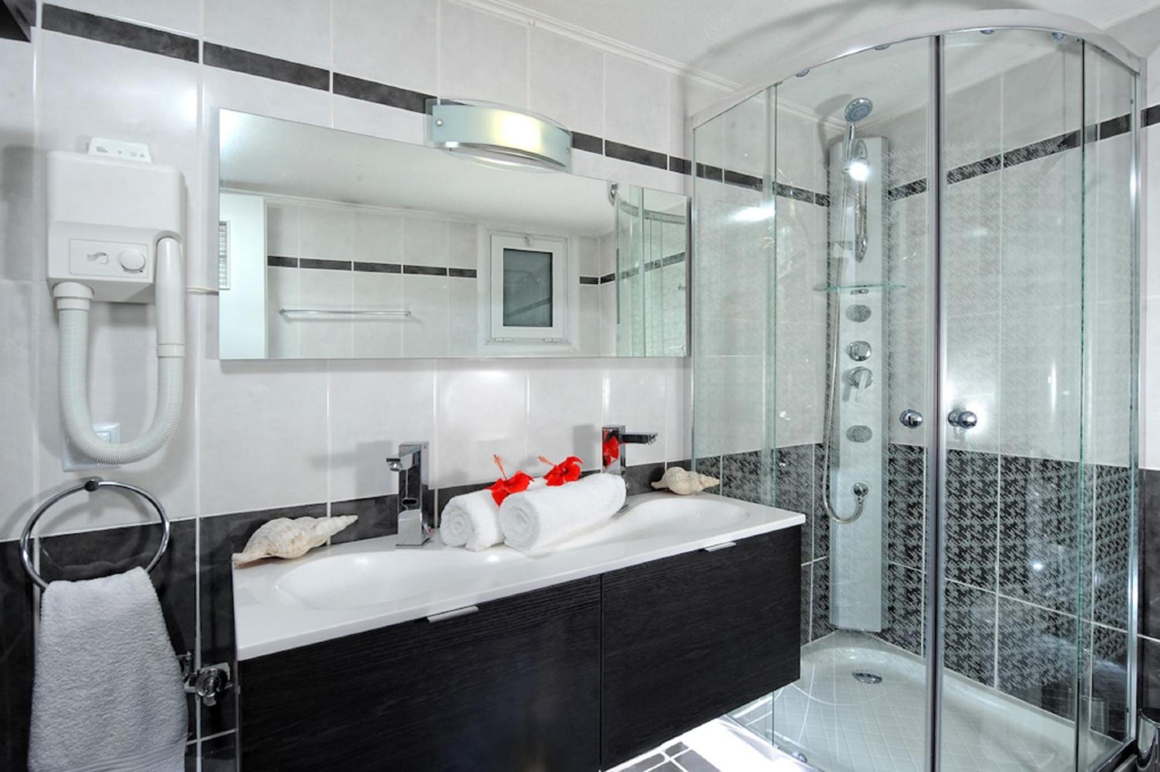 One-Bedroom Apartment with Hydromassage Shower