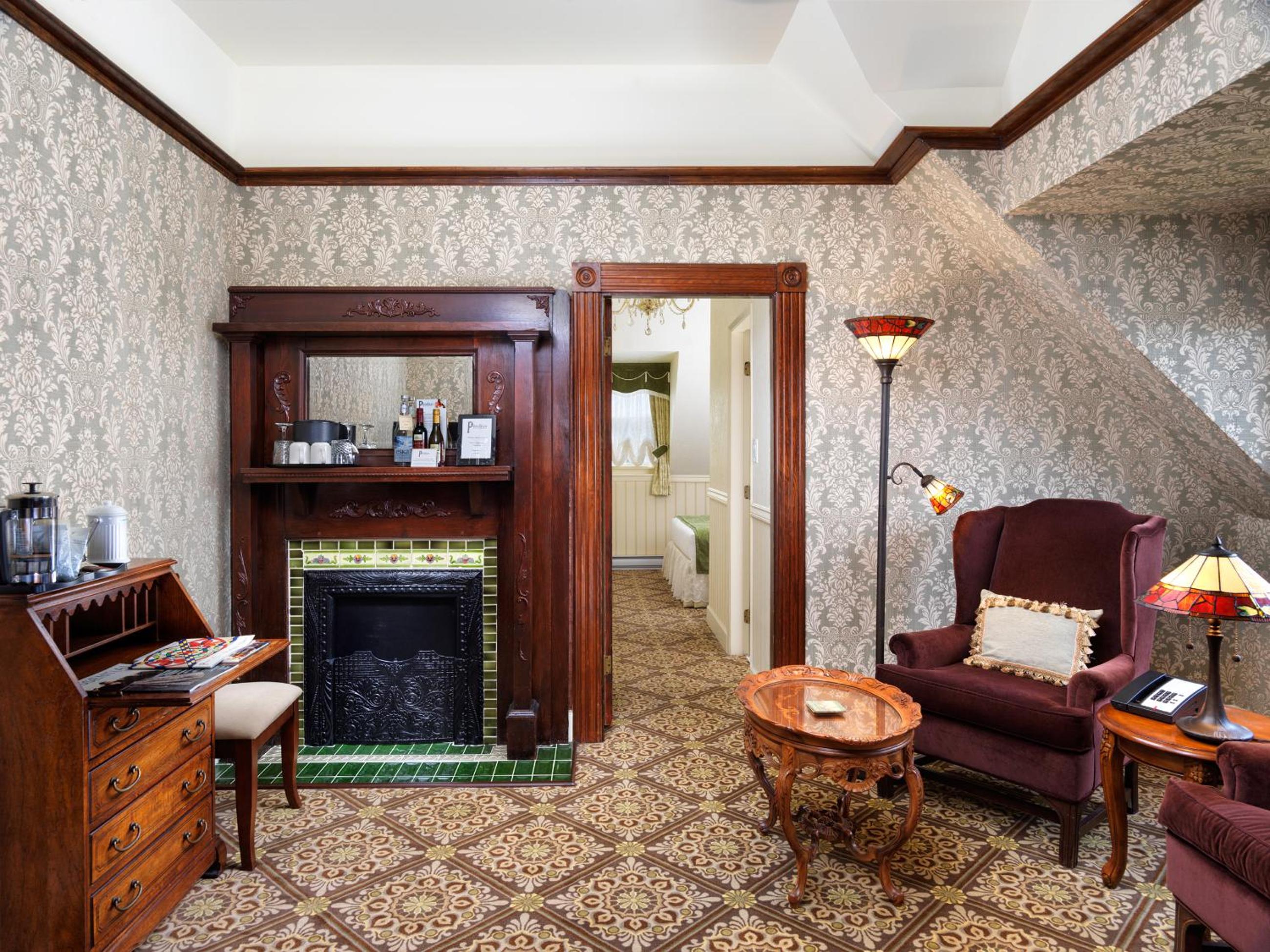 Deluxe One-Bedroom Queen Suite