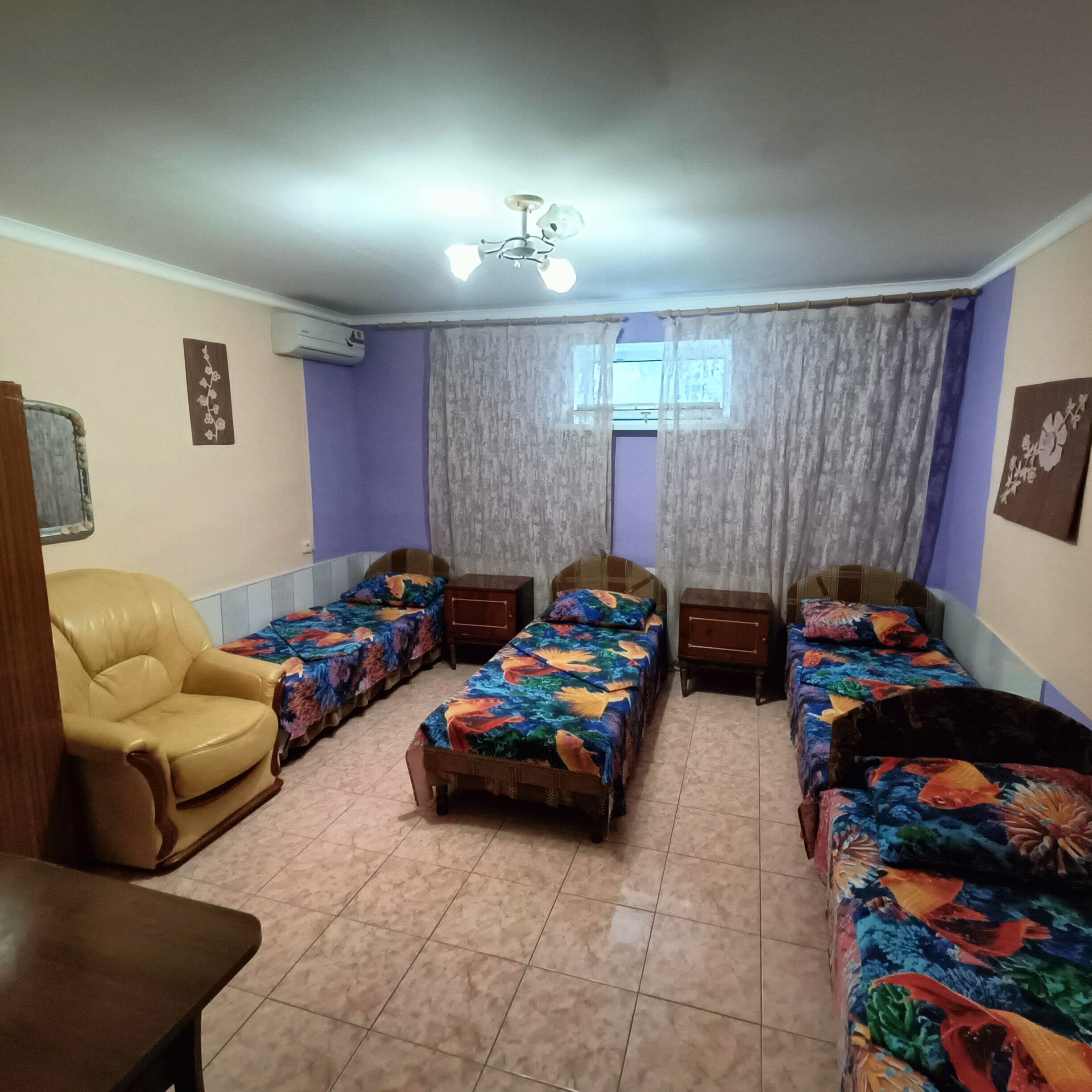 Четырехместный номер эконом-класса с общей ванной комнатой