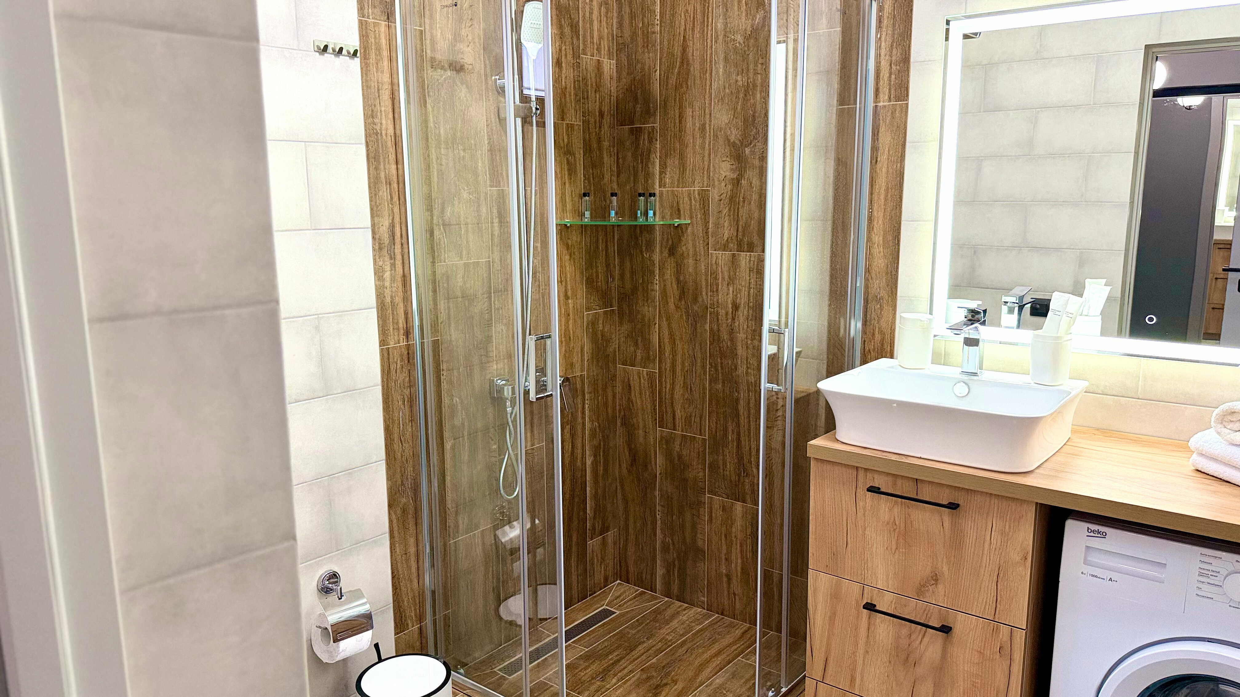 Люкс двухкомнатный с балконом, вид на море (Основной корпус)