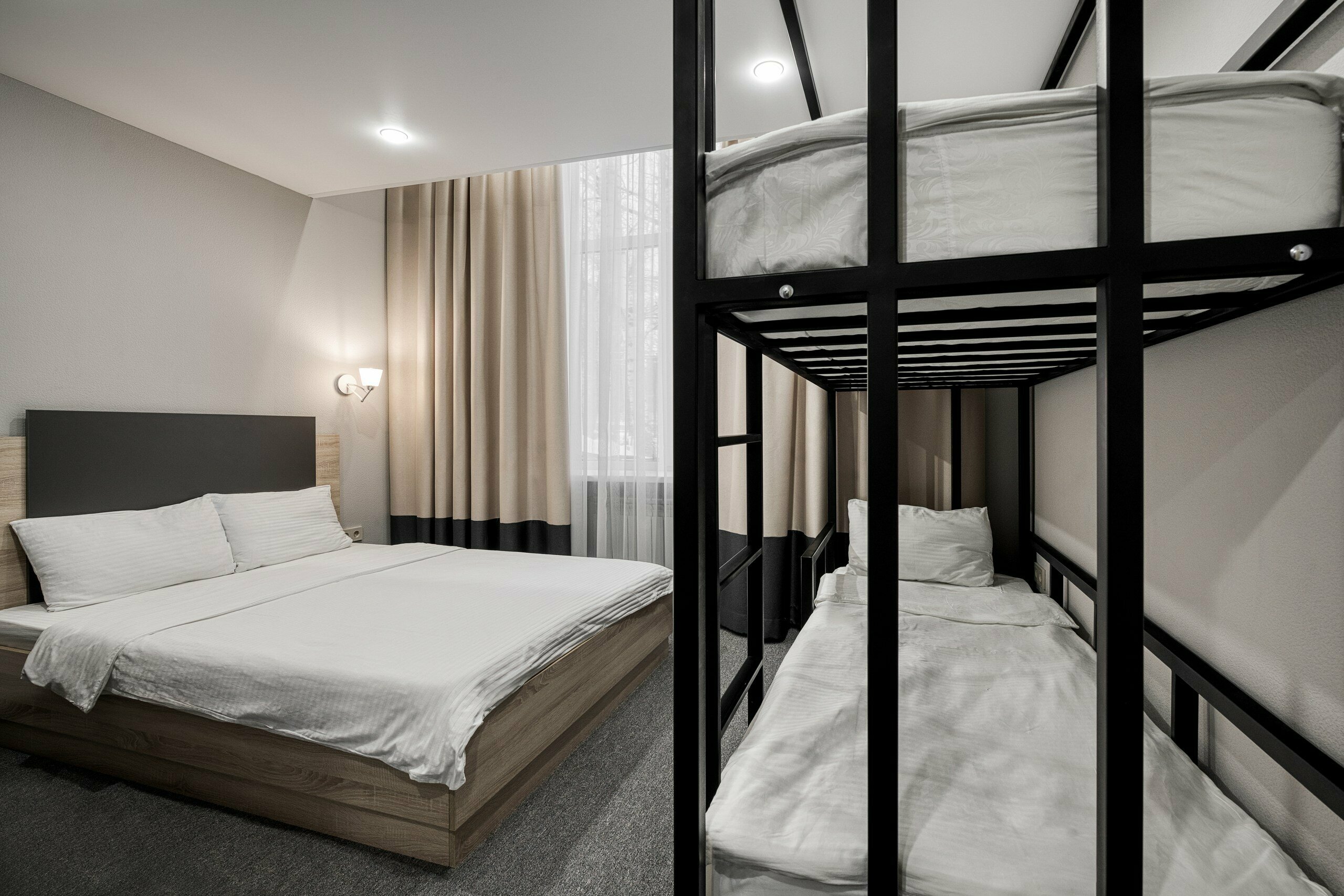 Семейный с двухъярусной кроватью