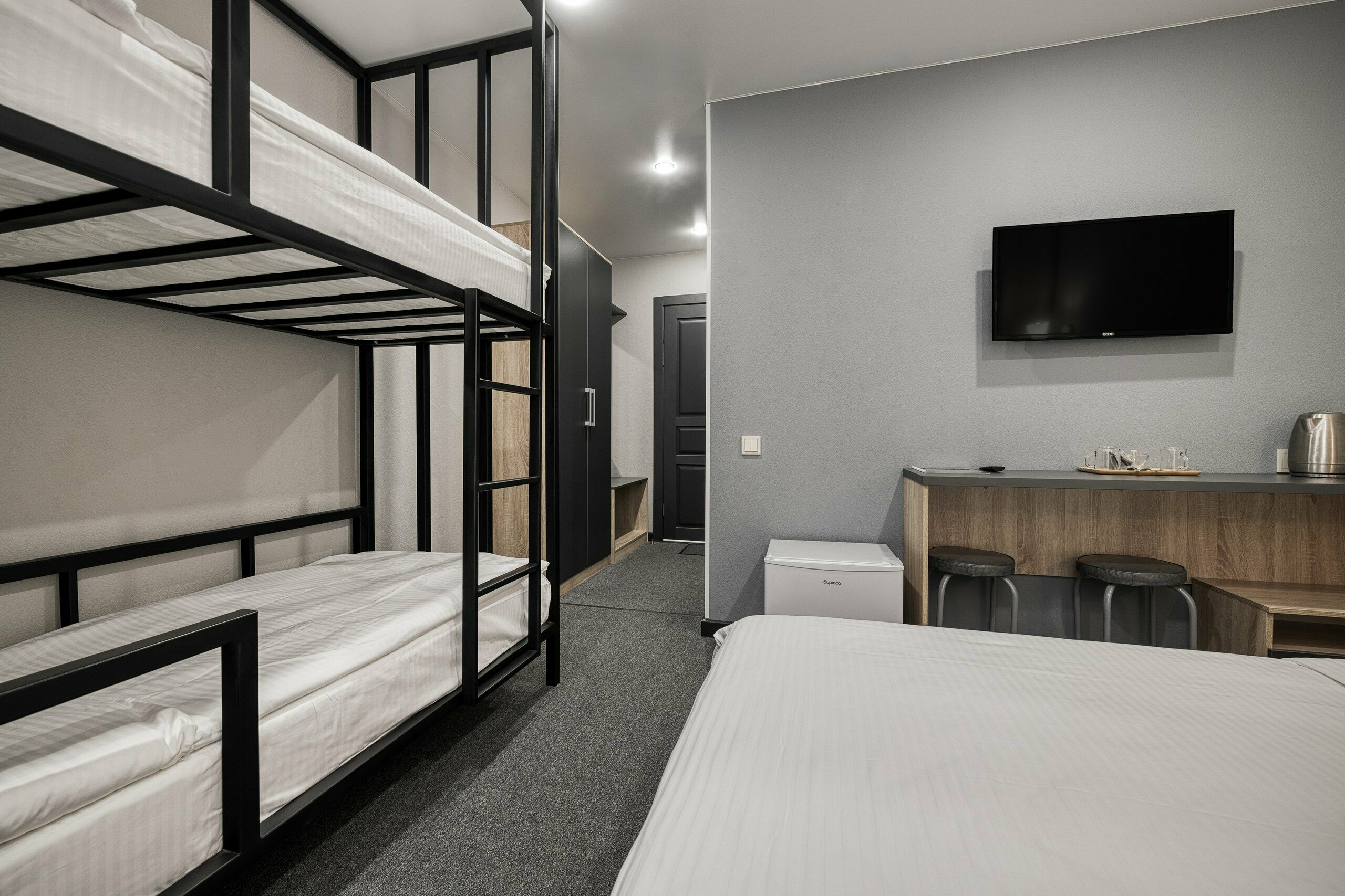 Семейный с двухъярусной кроватью