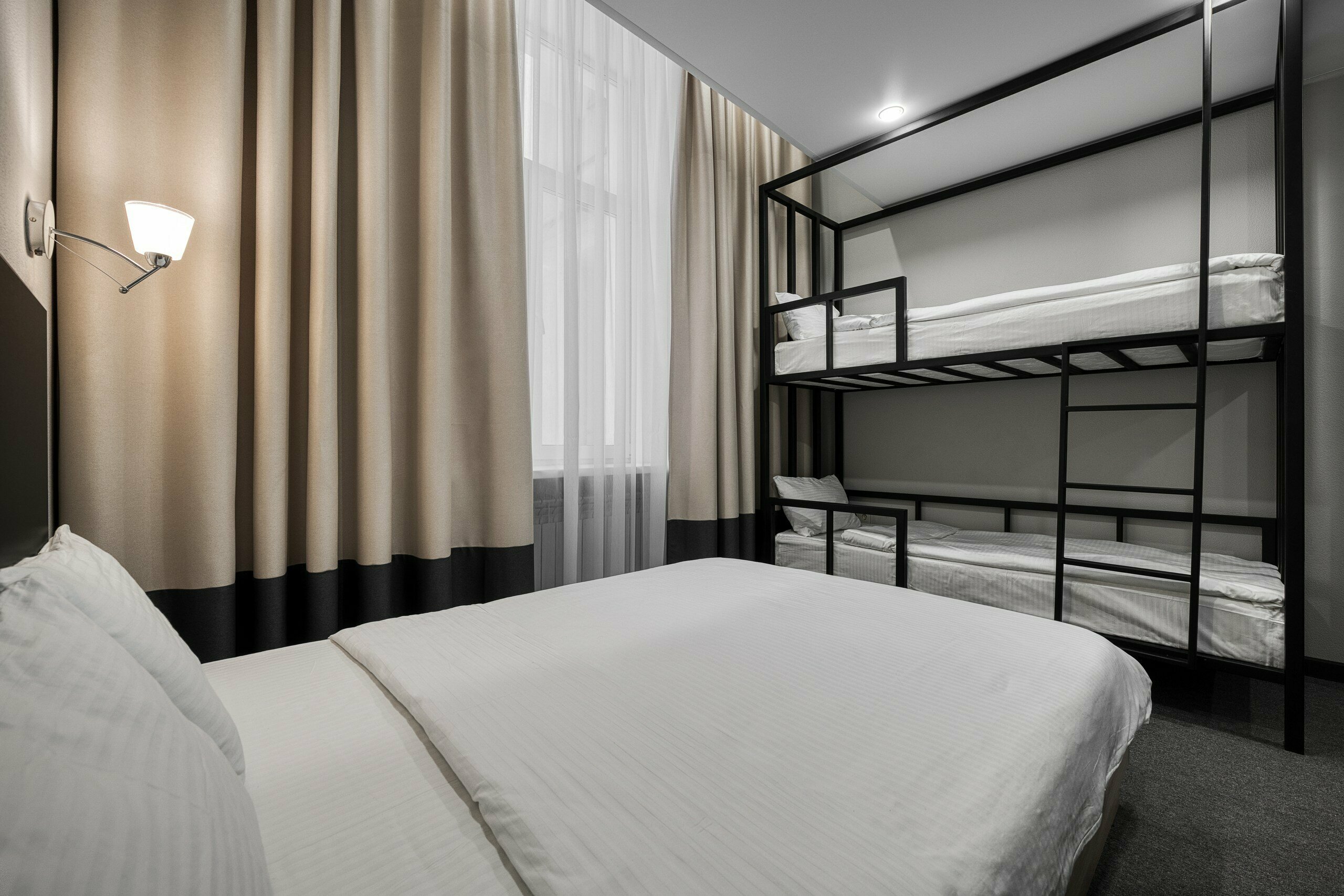 Семейный с двухъярусной кроватью