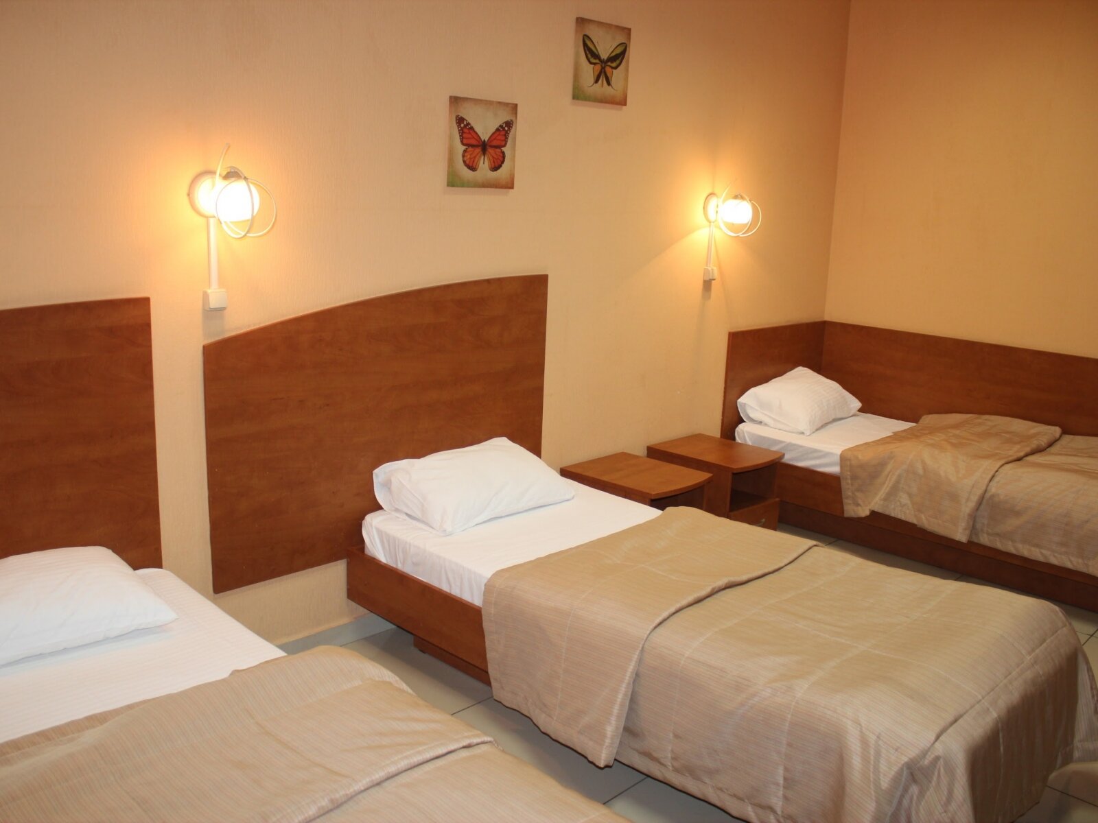 Трехместный номер с общей ванной комнатой