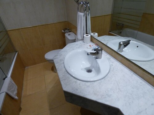Двухместный номер базового типа с 2 односпальными кроватями в Hotel Moderno Barcelona