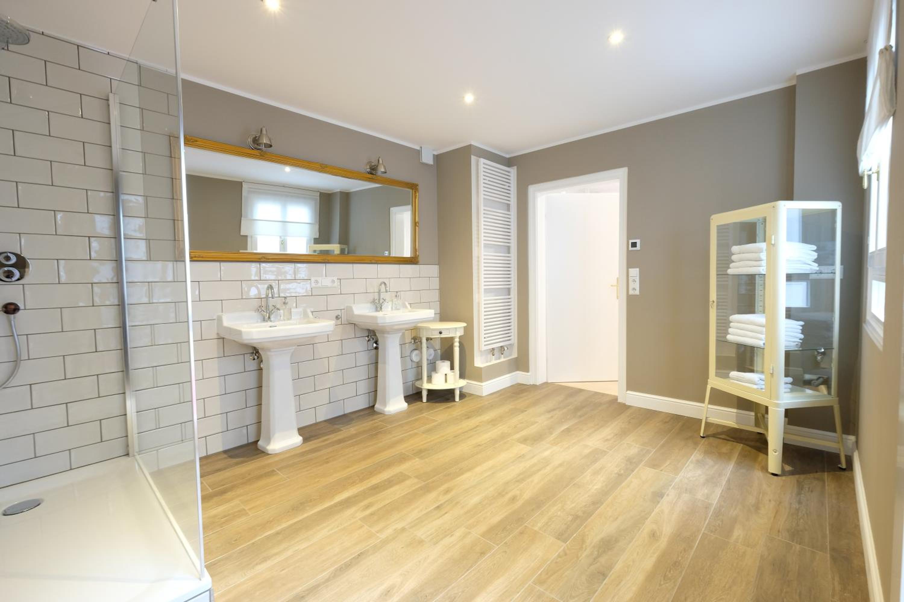 Two-Bedroom Apartment "Carl"