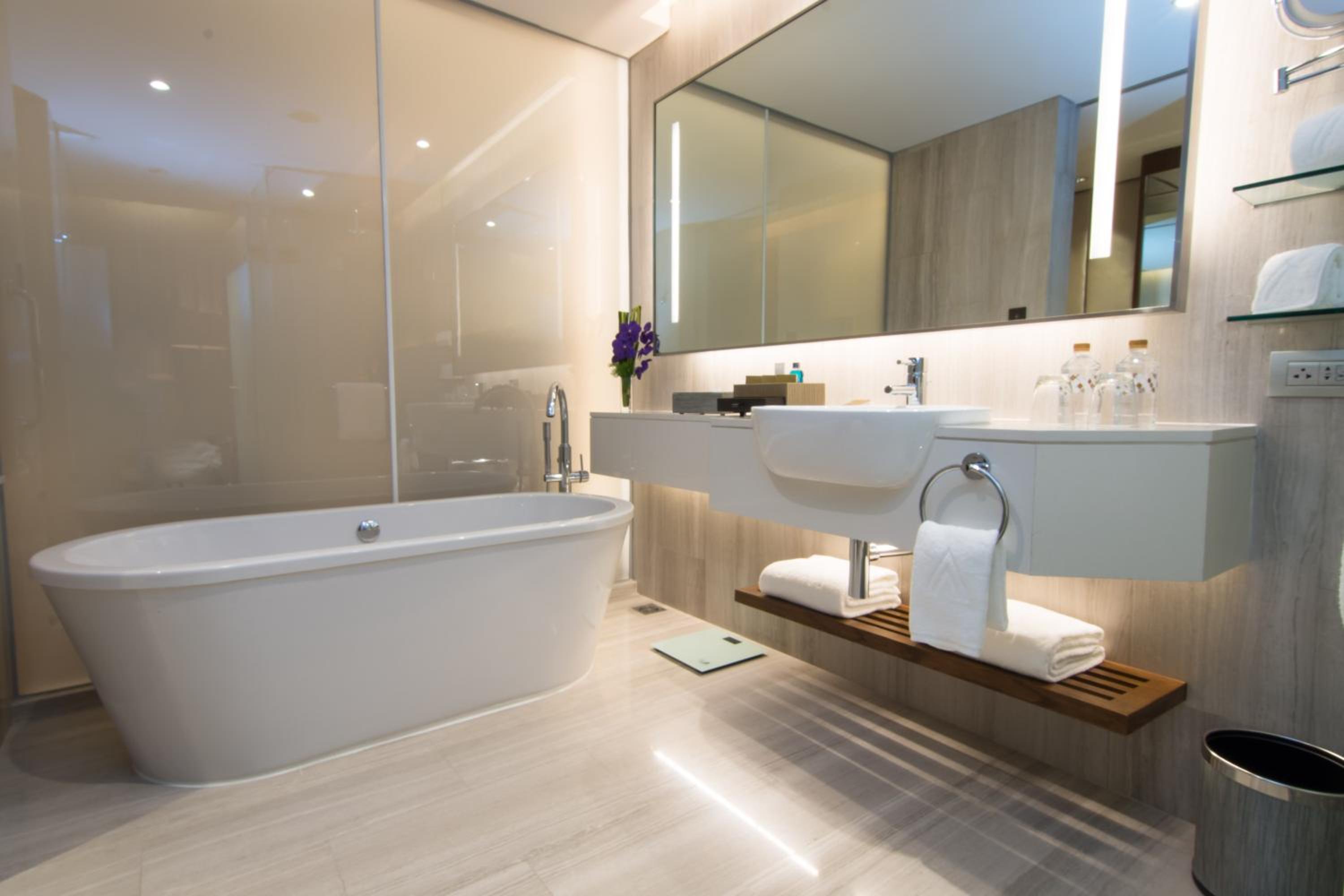 Deluxe Club King Room with Club Lounge Access