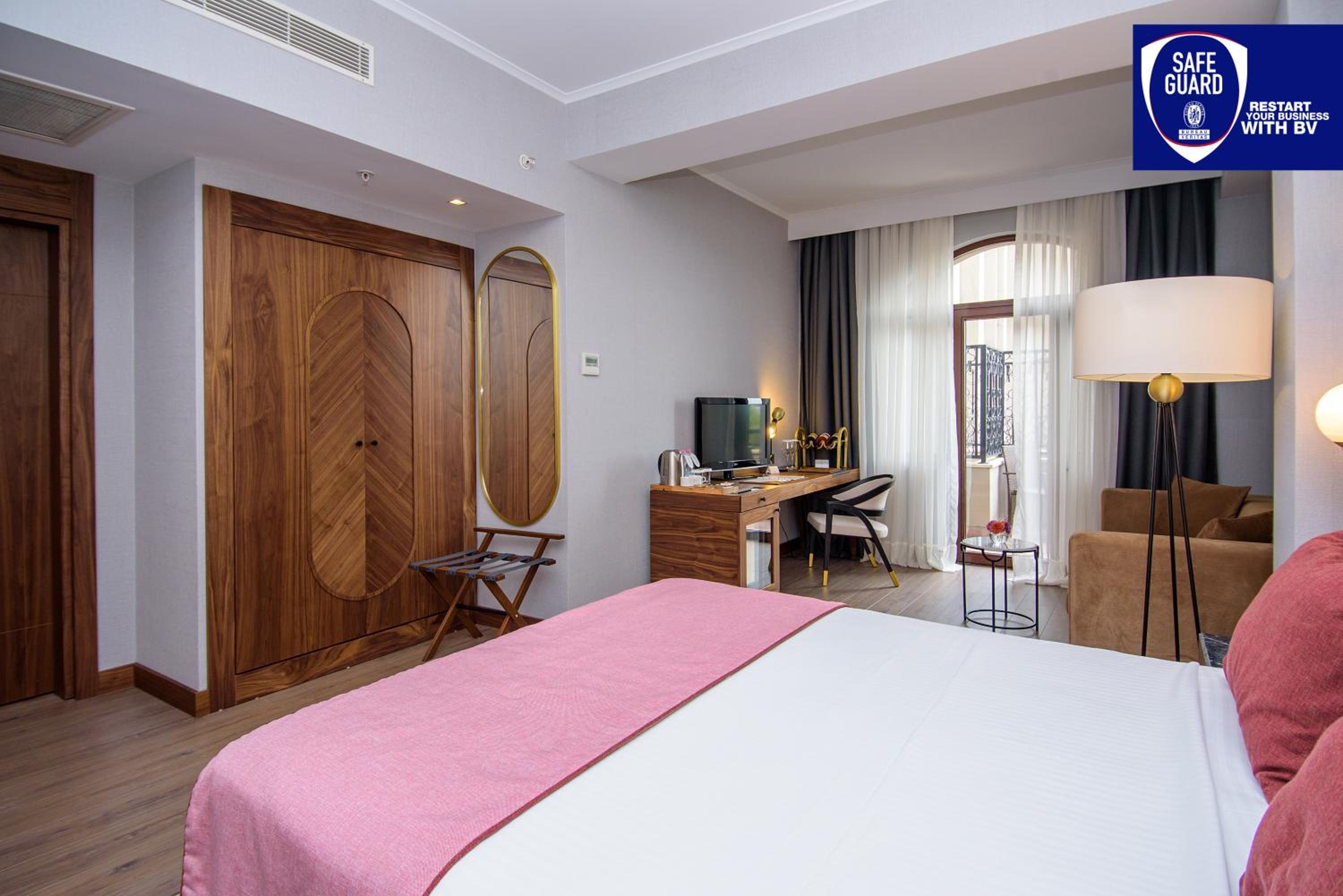 Superior Double Room with Balcony and City View